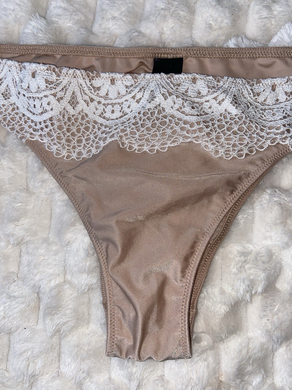 Victoria’s Secret Very Sexy Thong Panties M Beige White Lace Trim Stretch Solid
