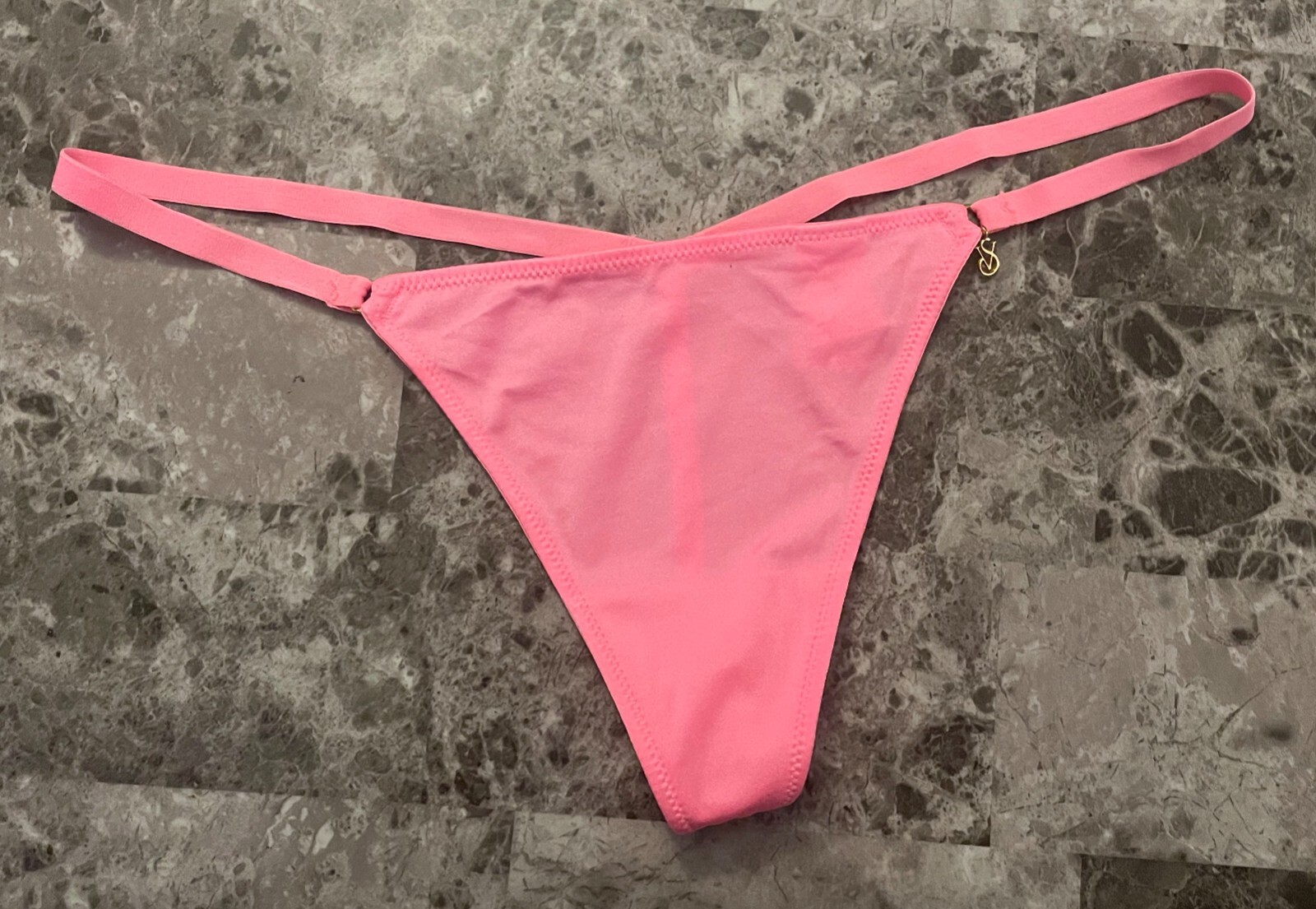 VICTORIA’S SECRET O/S PINK GOLD CHARM SATIN SMOOTH VINTAGE RARE V STRING PANTIES
