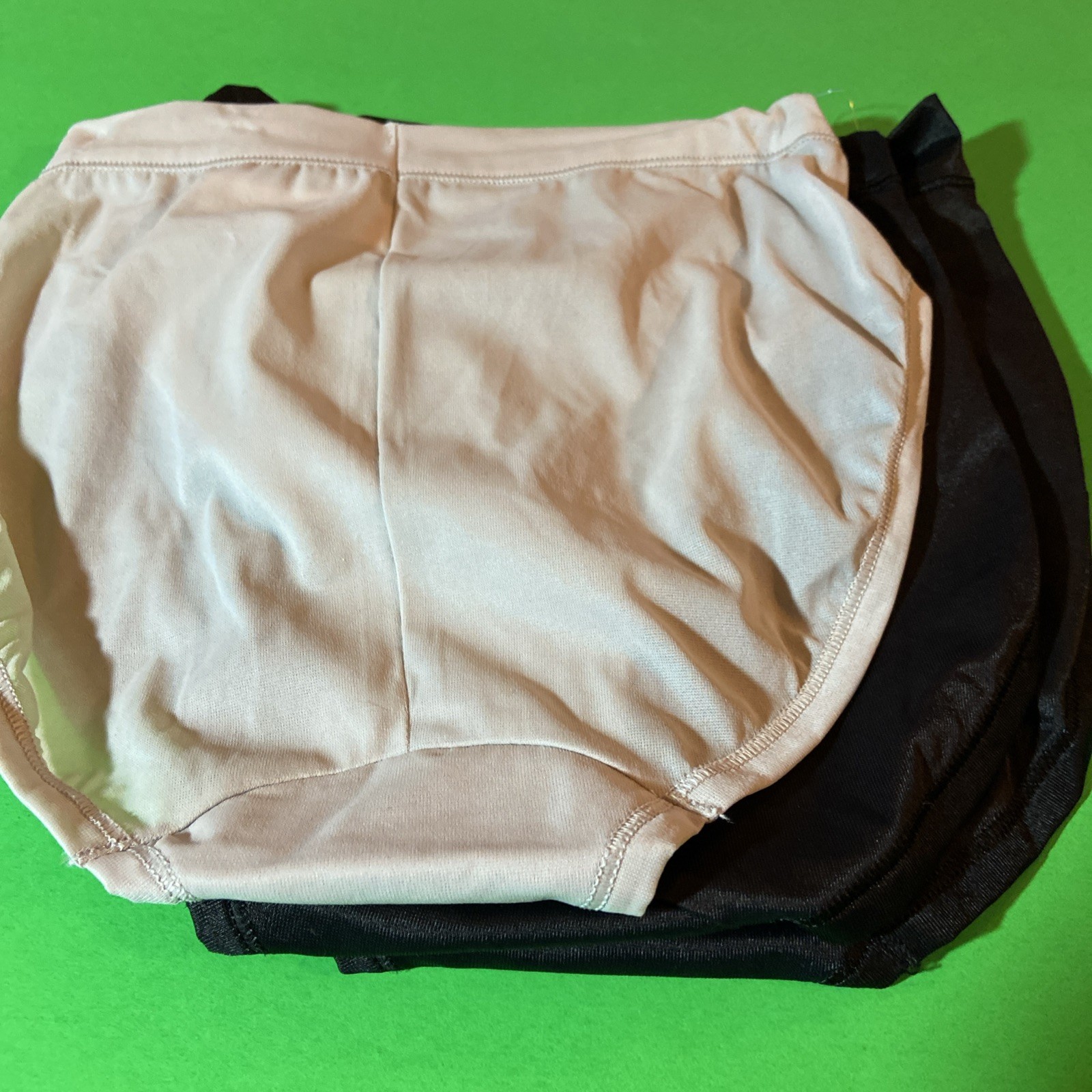 NEW! 3 Pairs Bali Black , Nude Smoothing Panties / 5 / SMALL