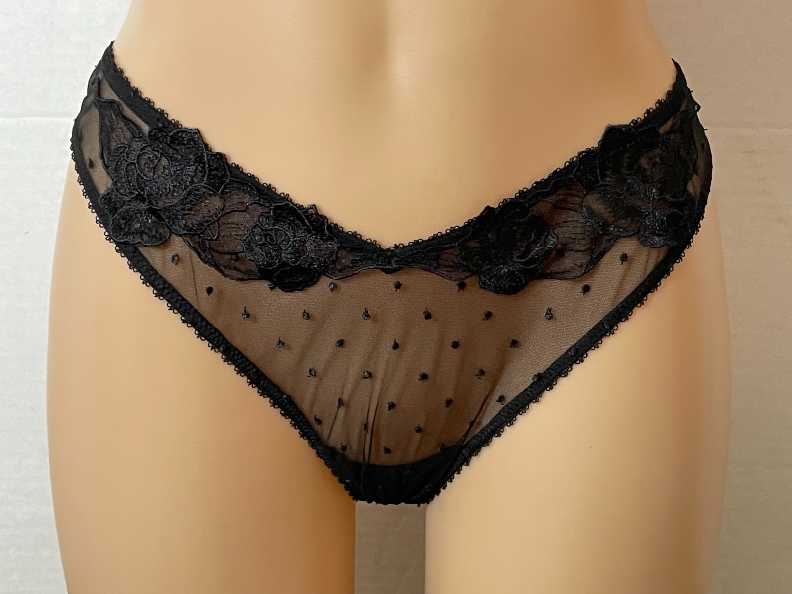 M VICTORIA’S SECRET Very Sexy Embroidered Dots THONG Panty Floral Appliques Mesh