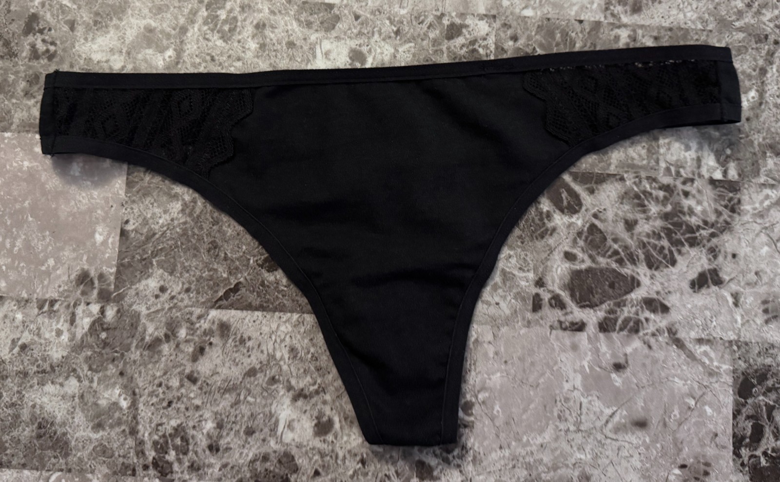 NWT VICTORIA’S SECRET PINK LARGE BLACK GEO LACE RARE THONG PANTIES *RUNS SMALL*