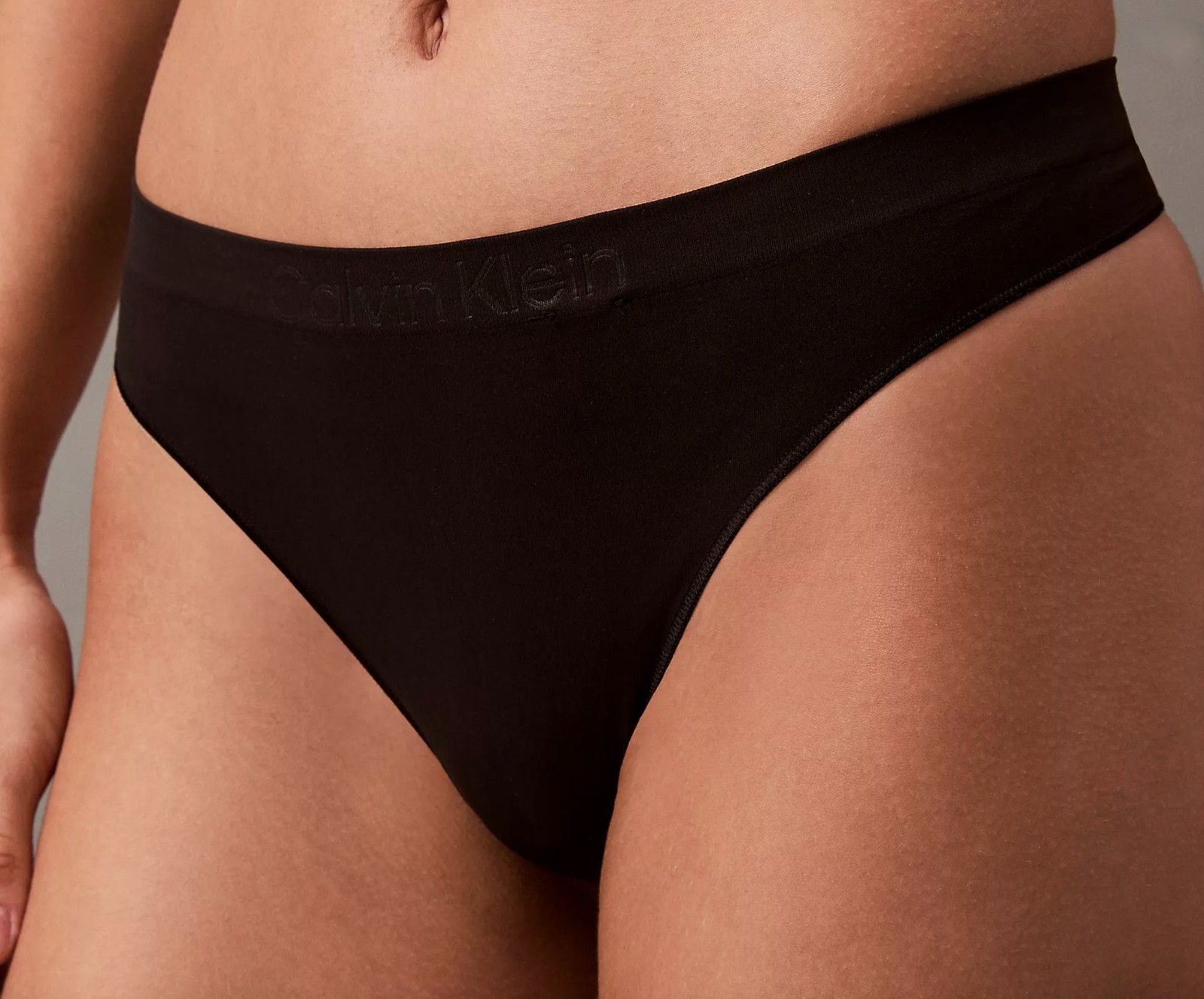 CALVIN KLEIN Bonded Flex Seamless Black Thong Panty Womens Sz L 7 XL 8 QD3958