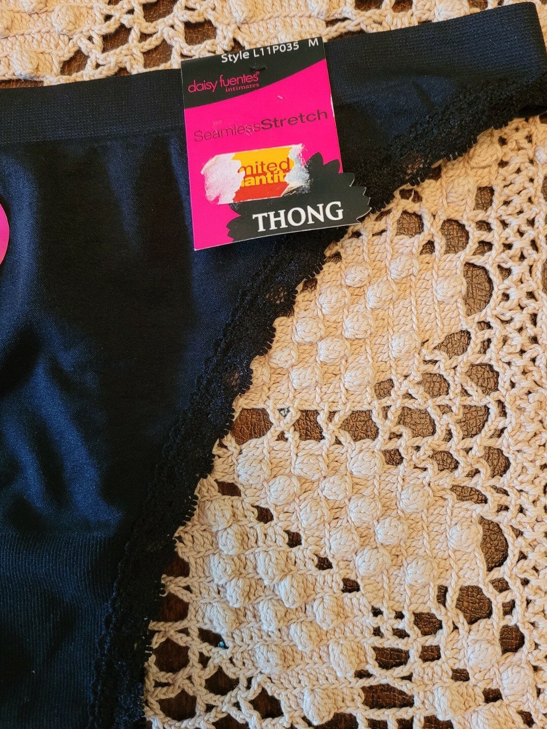 L/7 DAISY FUENTES Black LACE Seamless Stretch Slinky SeXy Thong Panty L11P035