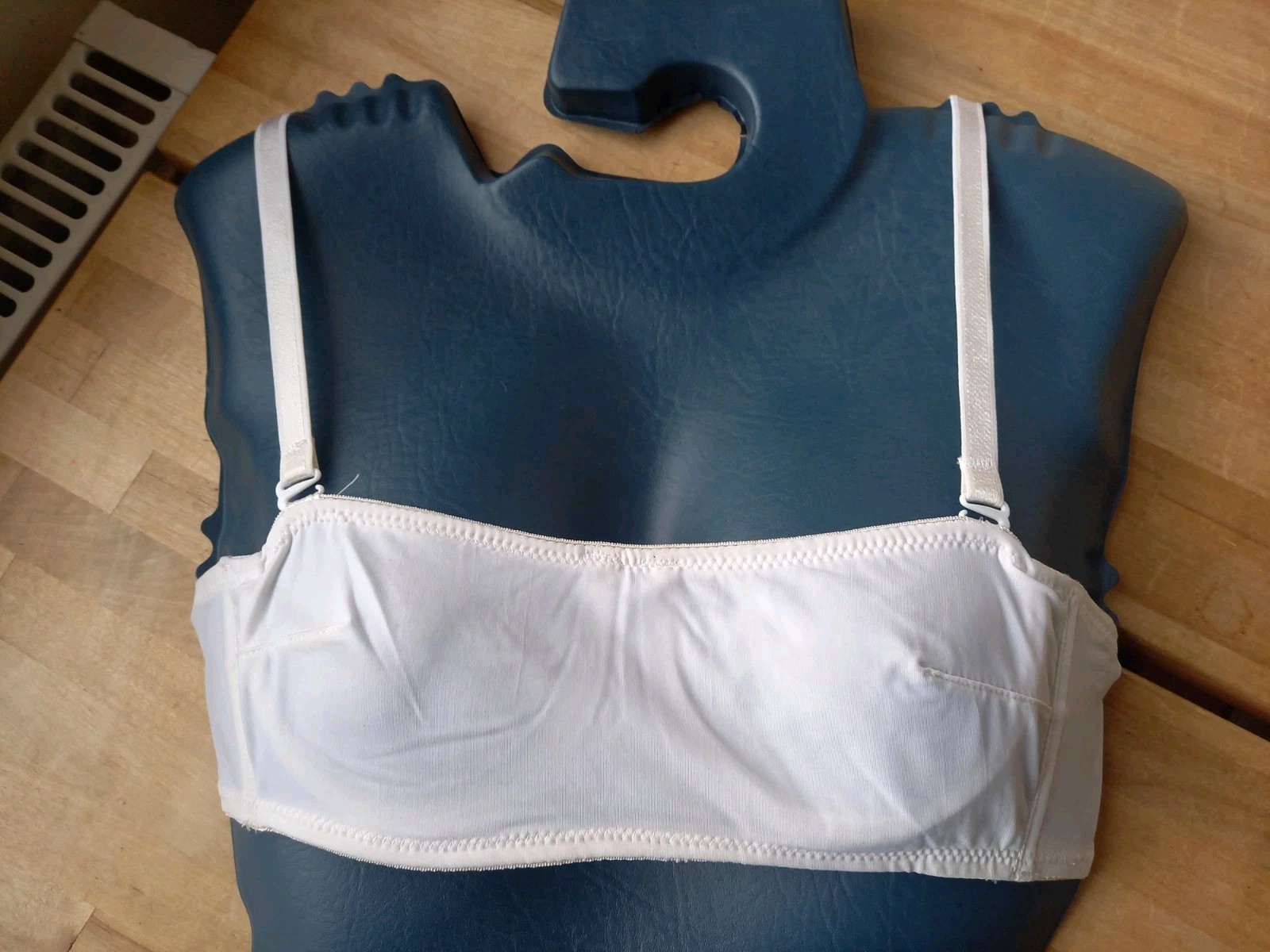 White Stretchy Seamless Detachable Straps  Strapless Underwired Bra 36B NEW