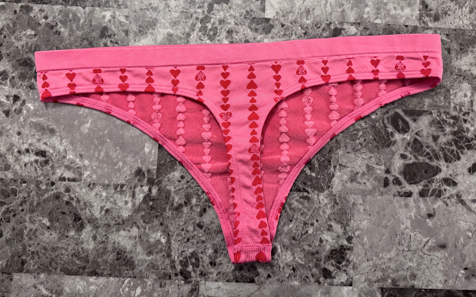 NWT VICTORIA’S SECRET L PINK RED HEART MONOGRAM STRETCH SEAMLESS THONG PANTIES