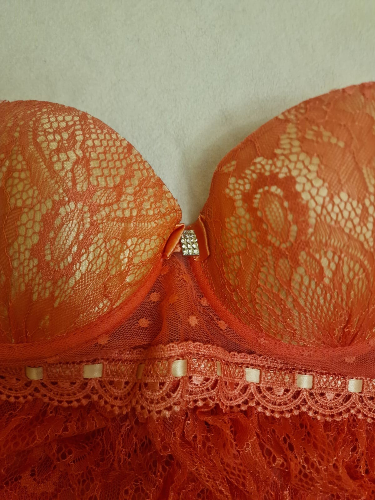 a beautiful nightgown with panties,lace,coral color,abjustable straps,size M