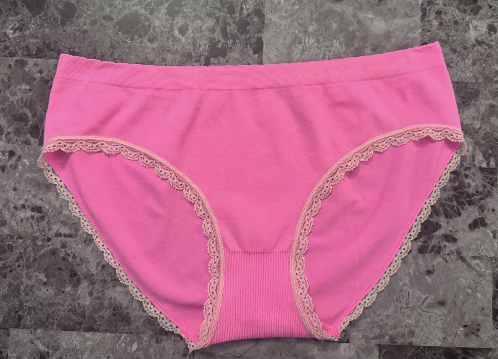 NWOT VICTORIA’S SECRET M PINK BEIGE NUDE LACE SEAMLESS RARE HIPHUGGER PANTIES