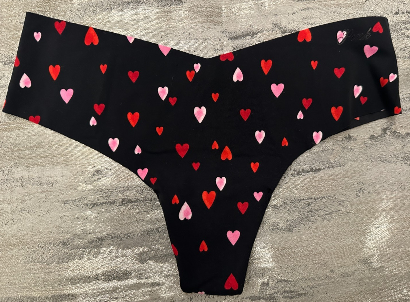 NWT Cute Victoria’s Secret Pink No Show Thong Panty Black Heart VALENTINE’S S 💘
