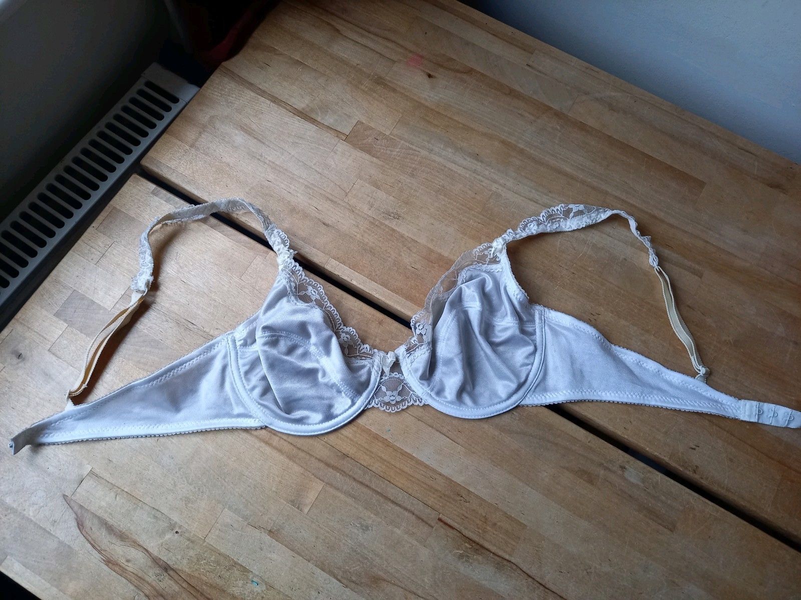 White Bra with Lace Trim Cups + Lace Shoulder Straps Underwire Bra 34D BRAND NEW