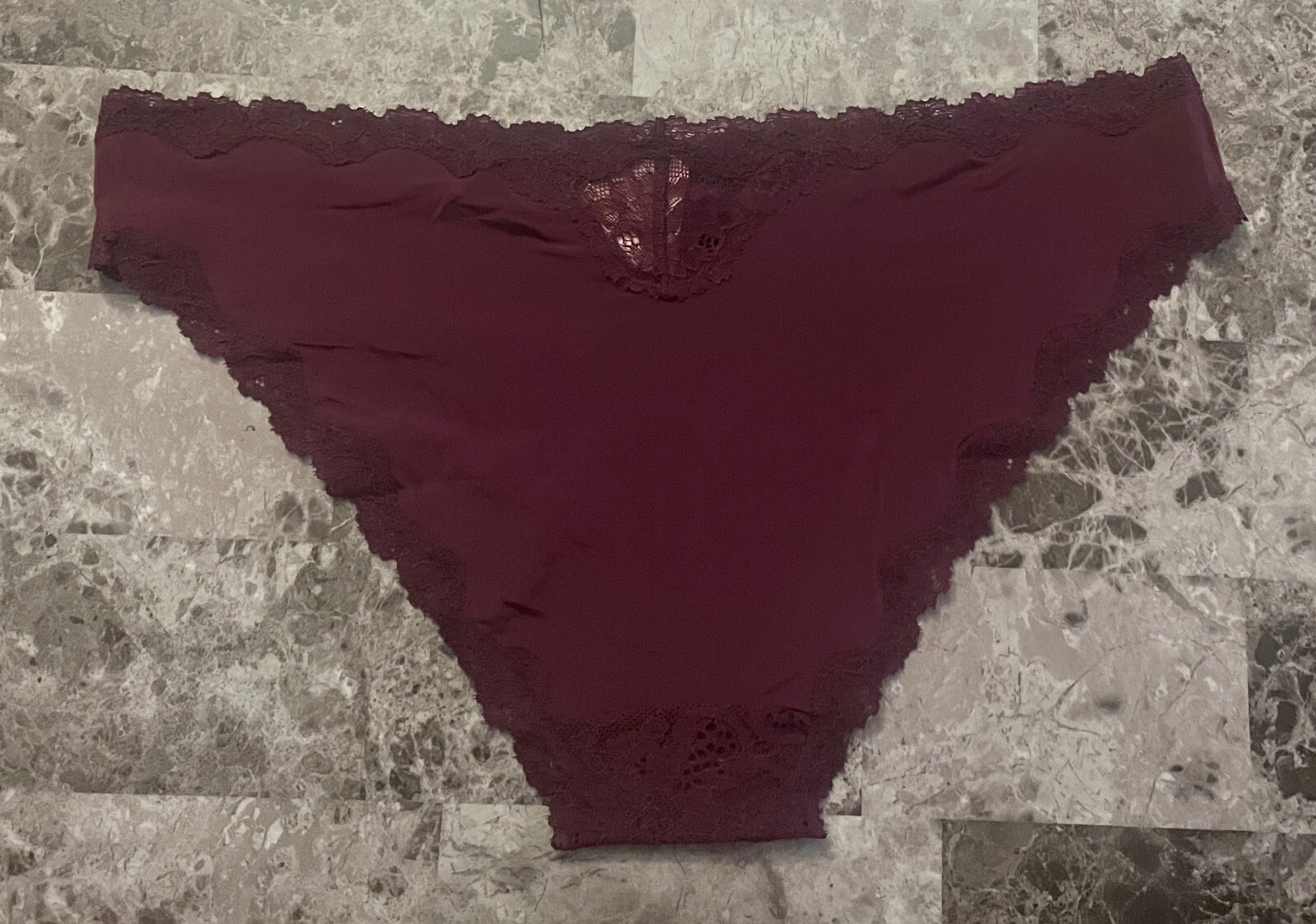VICTORIA’S SECRET DREAM ANGELS L MAROON SMOOTH FLORAL LACE RARE CHEEKINI PANTIES