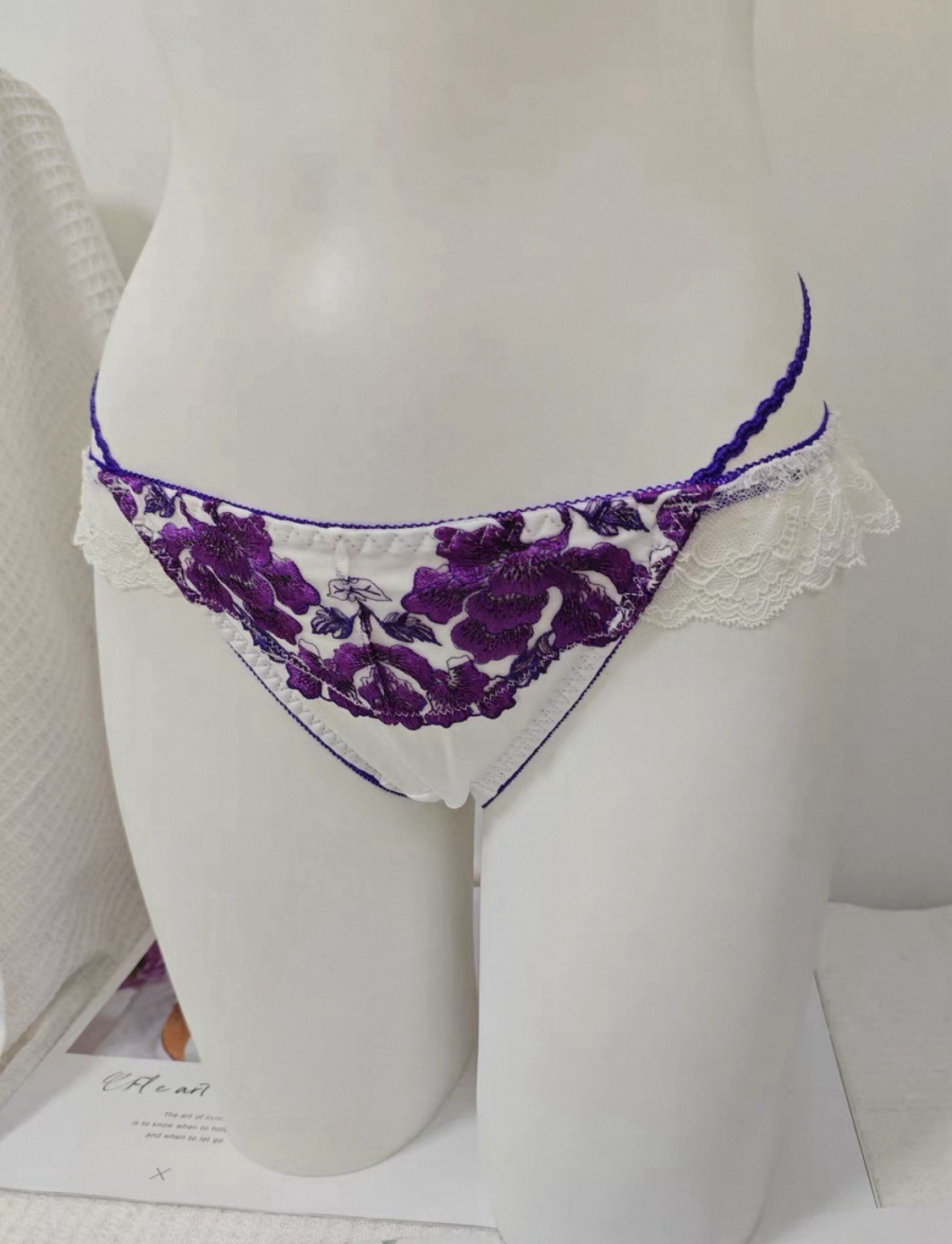 US-M/JP-L Japanese Brand Gorgeous Embroidery Sexy Waist Band Ruffle Strap Thong