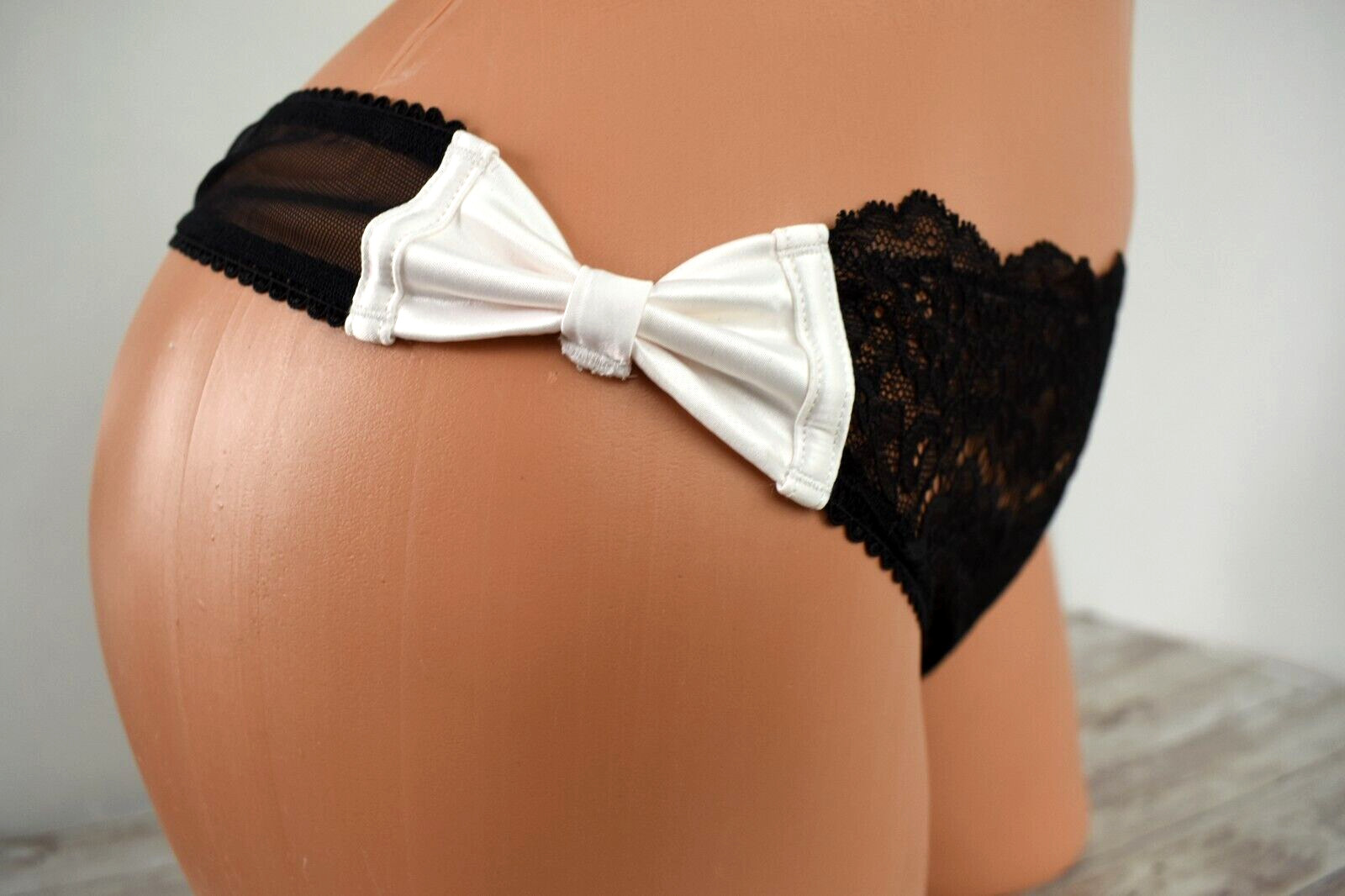 Victorias Secret MEDIUM *DREAM ANGELS* SATIN BOW LACE THONG *Black & White*
