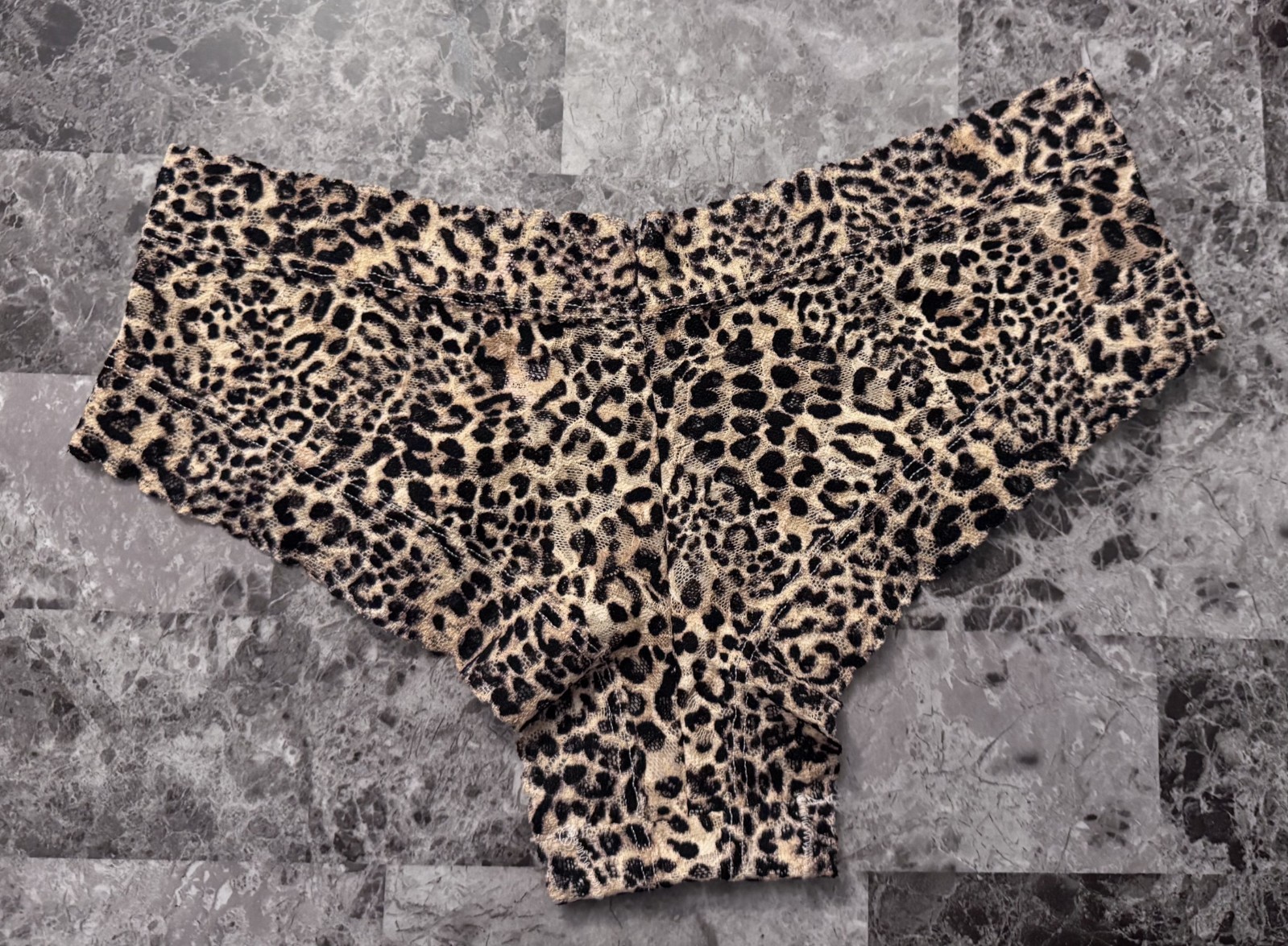 NWT VICTORIA’S SECRET MEDIUM BEIGE BLACK LEOPARD CHEETAH LACE CHEEKY PANTIES