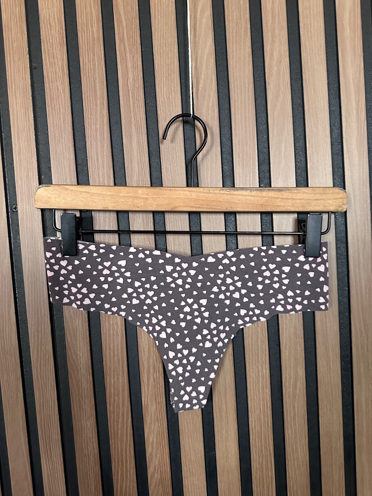New Victoria’s Secret Panties Medium Pink No Show Seamless Thong Hearts Art