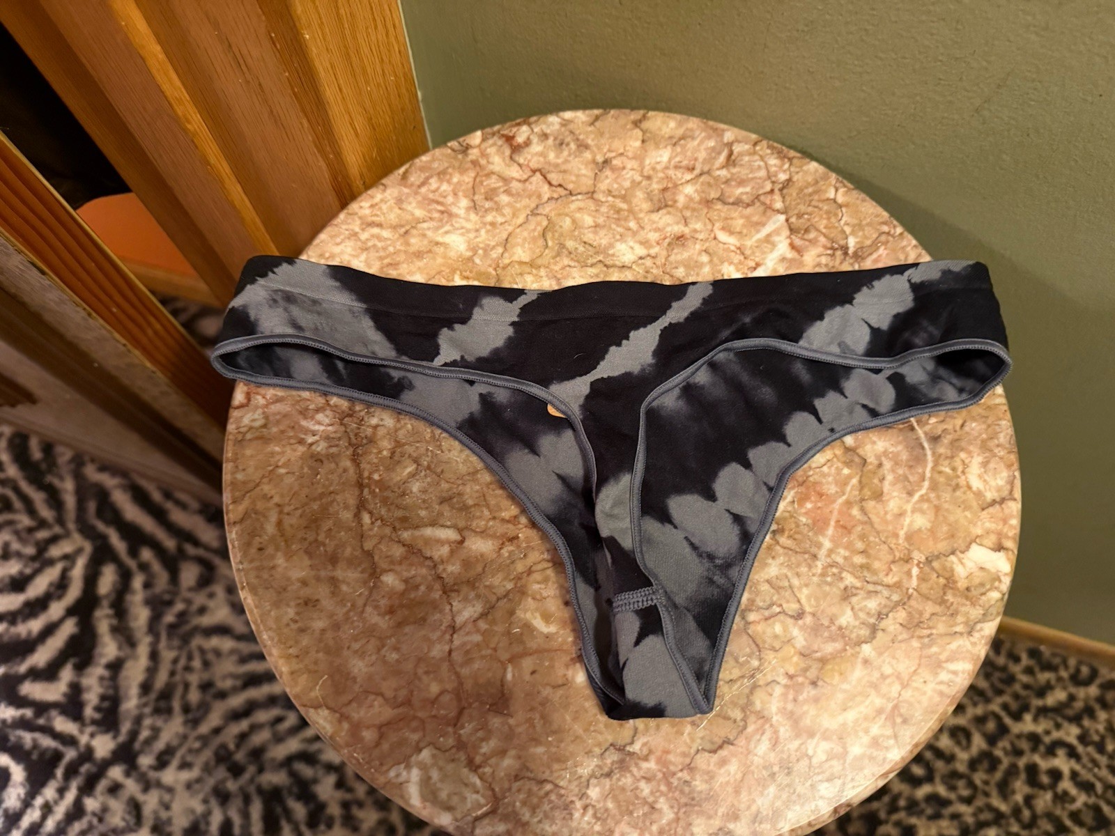 NWT VICTORIA’S SECRET PINK Medium BLACK GRAY TIE DYE LOGO SEAMLESS THONG PANTIES