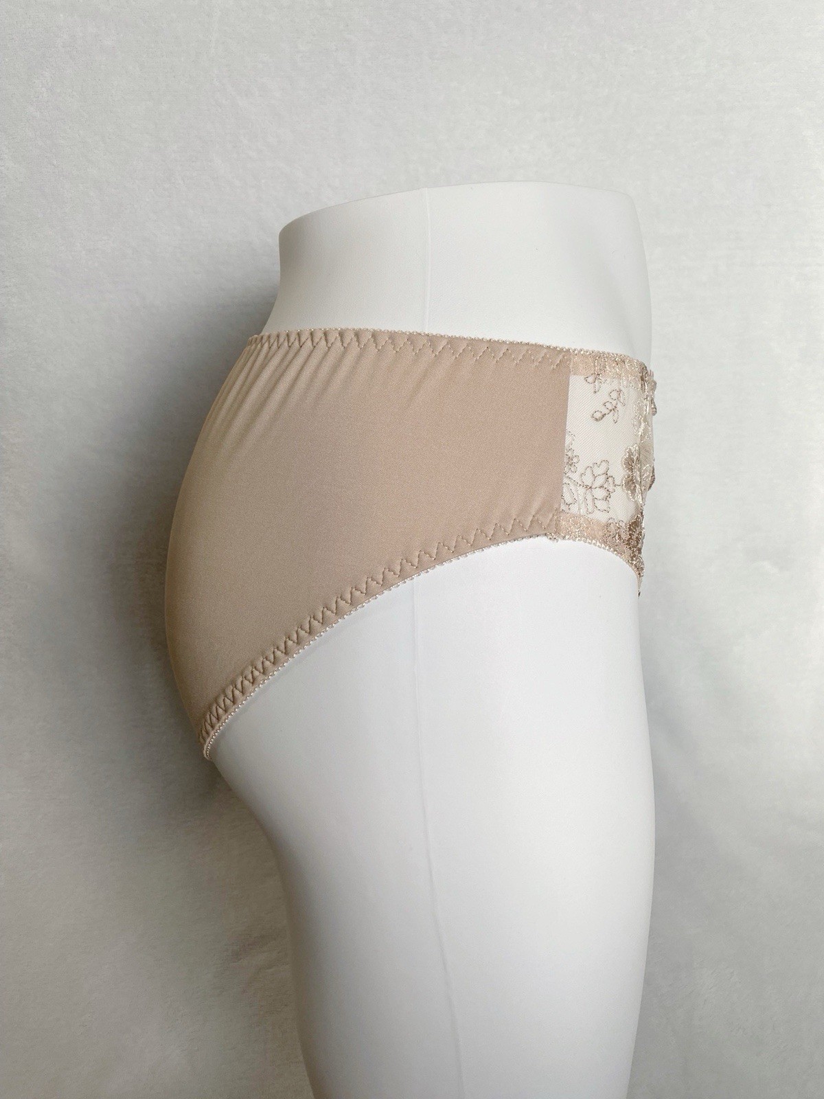 US-L/JP-3L Japanese Brand Elegant Floral Embroidery Smooth Nylon Panty