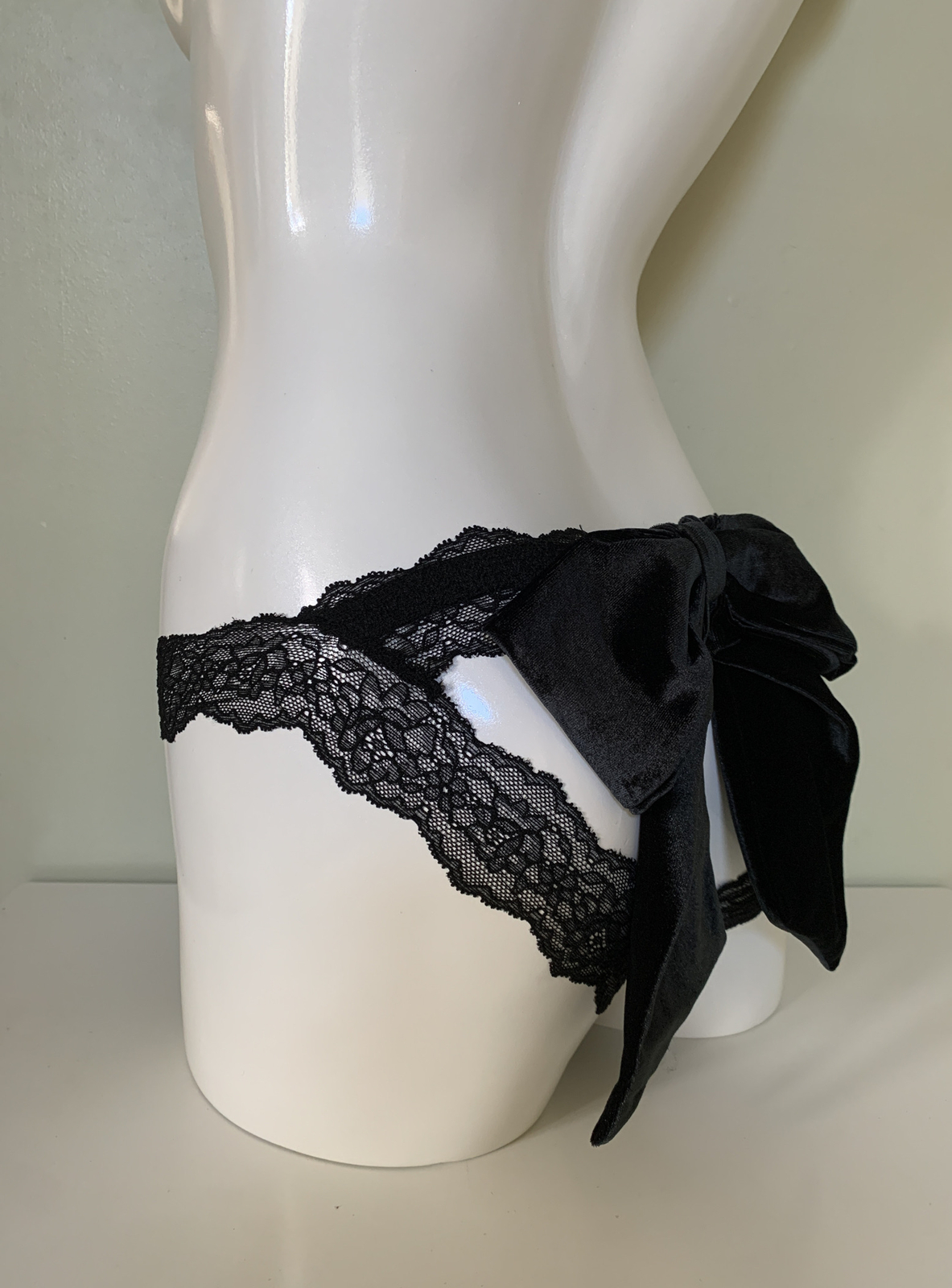 Victorias Secret Dream Angels Lace & Velvet Bow Ouvert Cheekini Panty Black XS S
