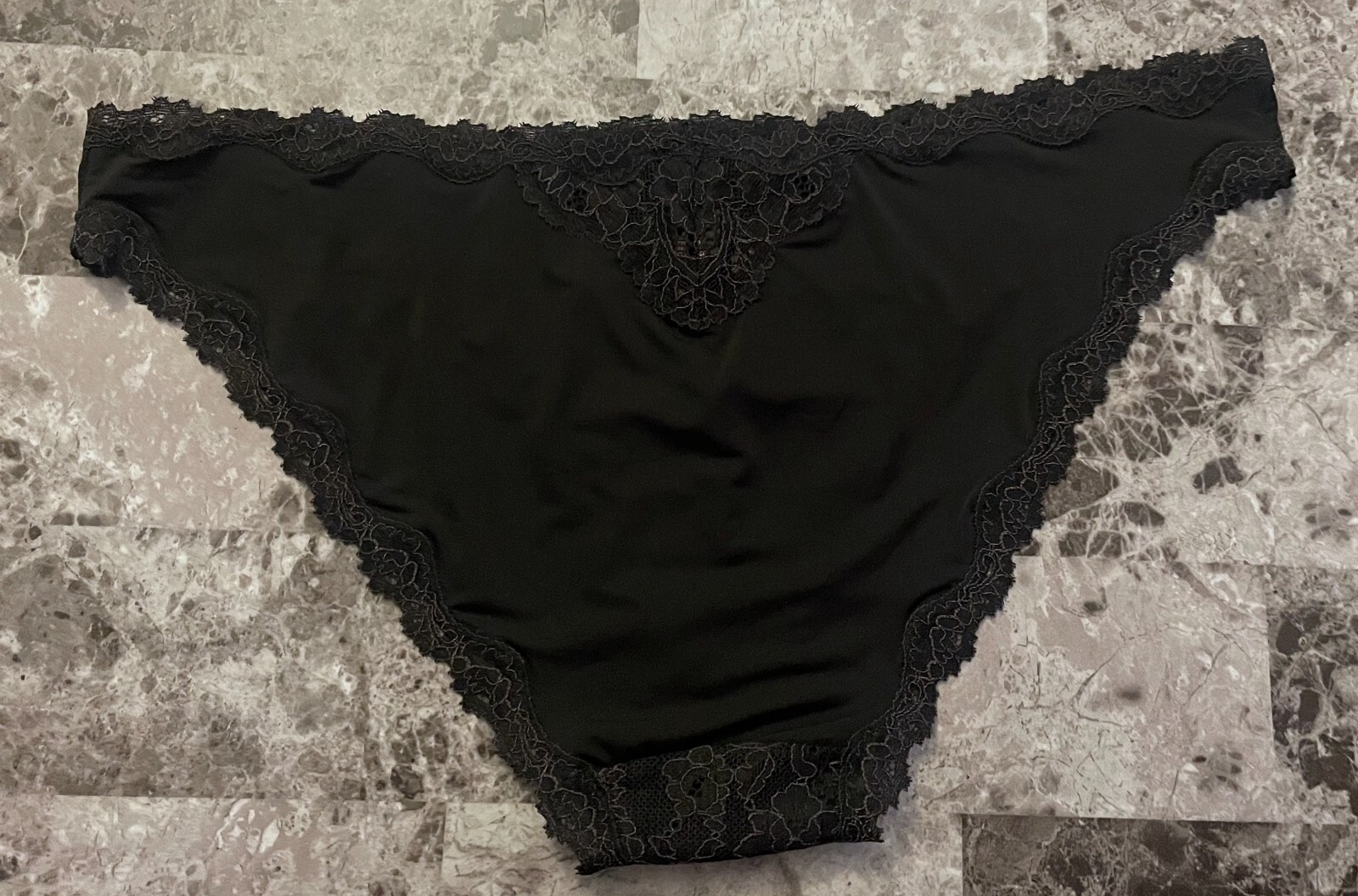 VICTORIA’S SECRET DREAM ANGELS L BLACK SMOOTH FLORAL LACE RARE CHEEKINI PANTIES