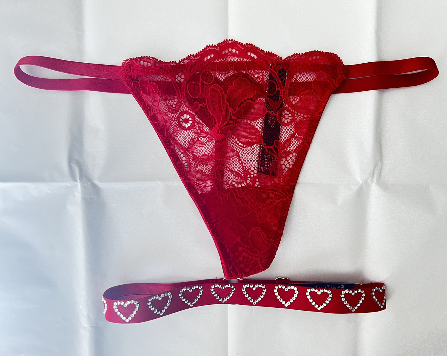 NEW VICTORIAS SECRET HEARTBREAKER V STRING THONG PANTY & LEG GIFT SET SMALL