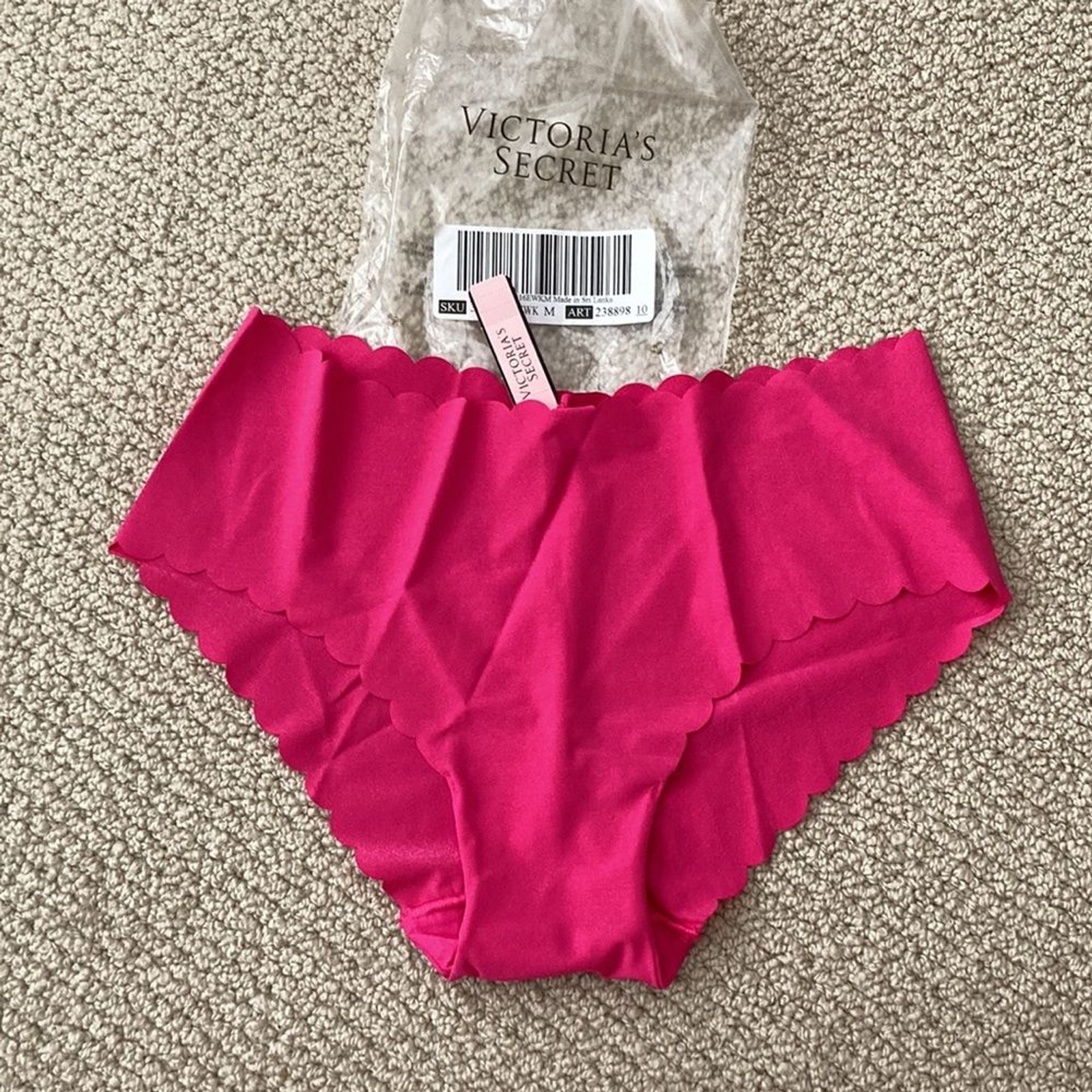 NEW Victoria’s Secret Scalloped No Show Hiphugger Panty Seamless Pink Medium NWT