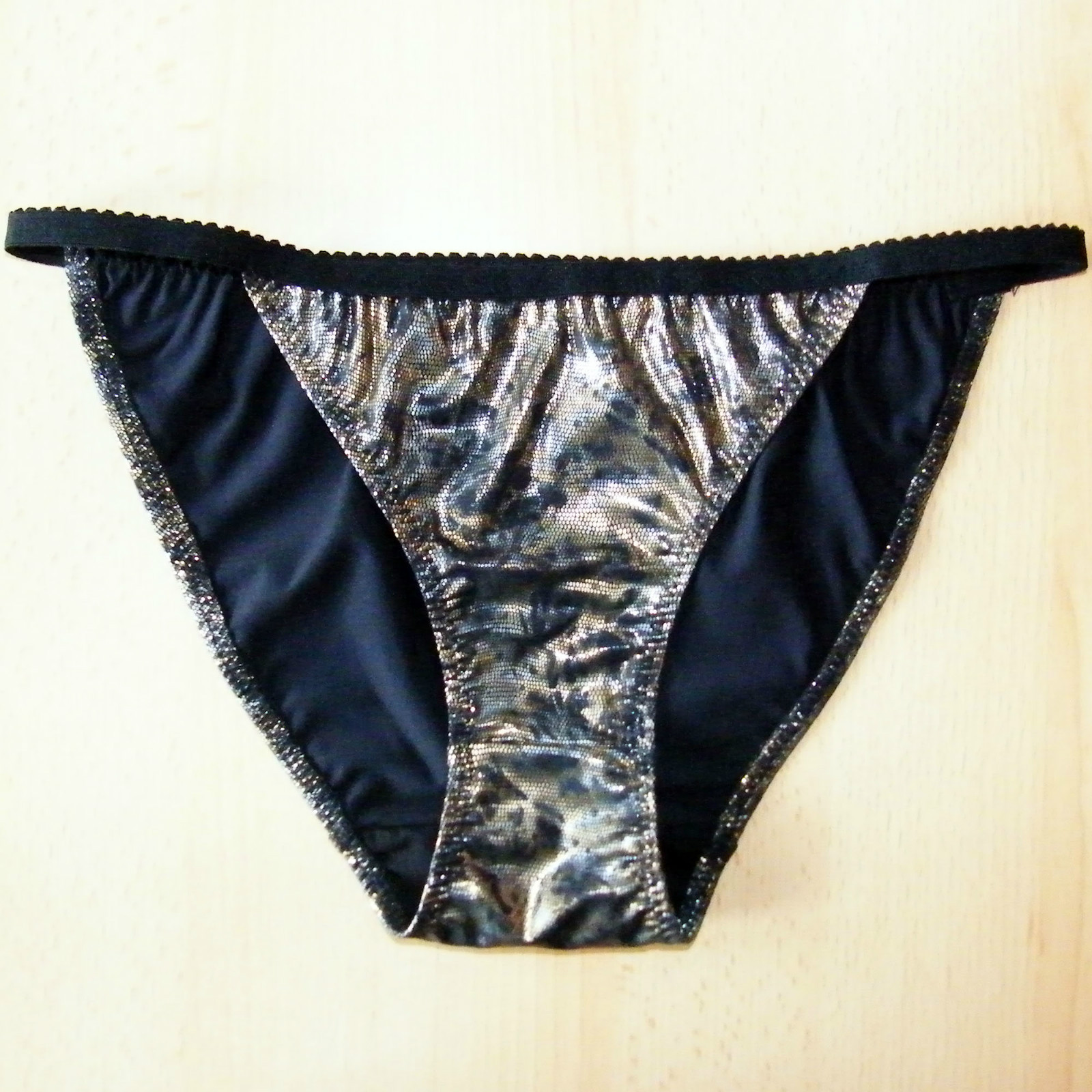 Women’s thong knickers-shiny pattern-sizes 36/38 + 40/42 + 44/46