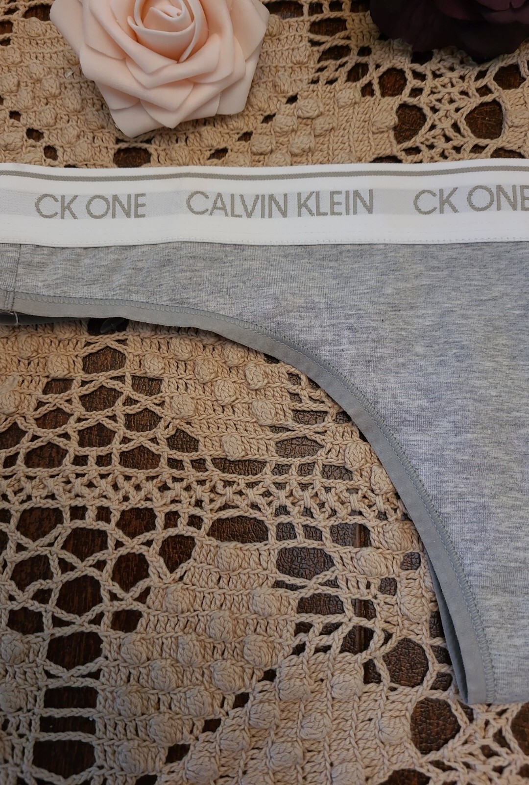 CALVIN KLEIN SIGNATURE LOGO S/5 SeXy Slinky Thong QF5733-020 NWT
