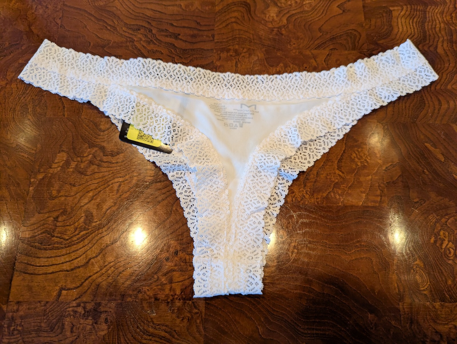 Gorgeous NWT Maidenform White Lacey Super Soft V-Back Thong L /7