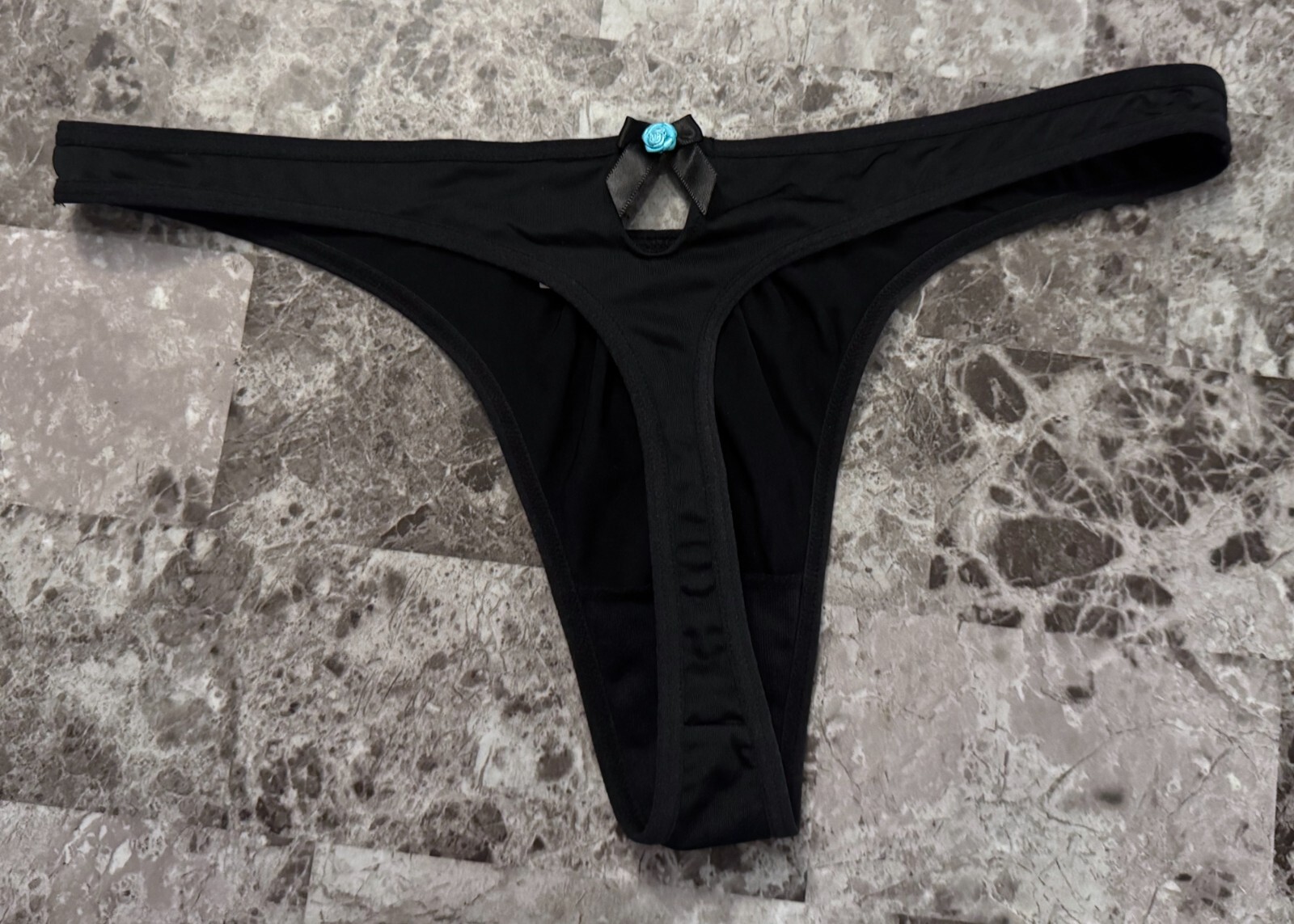 NWOT VICTORIA’S SECRET M SMOOTH KEYHOLE ROSE APPLIQUE VINTAGE RARE THONG PANTIES
