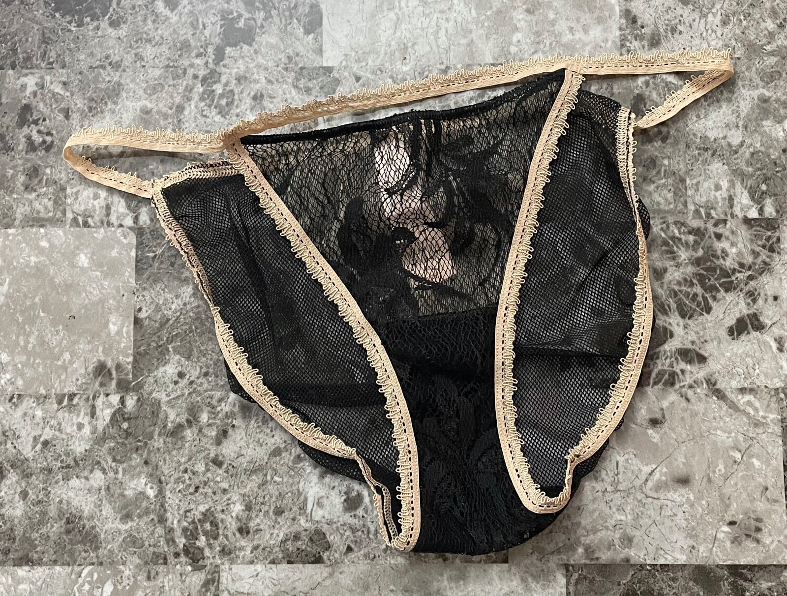 NWT VICTORIA’S SECRET L BLACK NUDE BEIGE LACE VINTAGE RARE STRING BIKINI PANTIES