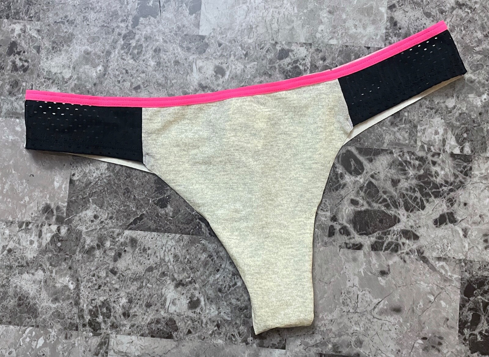 NWT VICTORIA’S SECRET PINK MEDIUM GRAY BLACK NETTED RARE NO SHOW THONG PANTIES