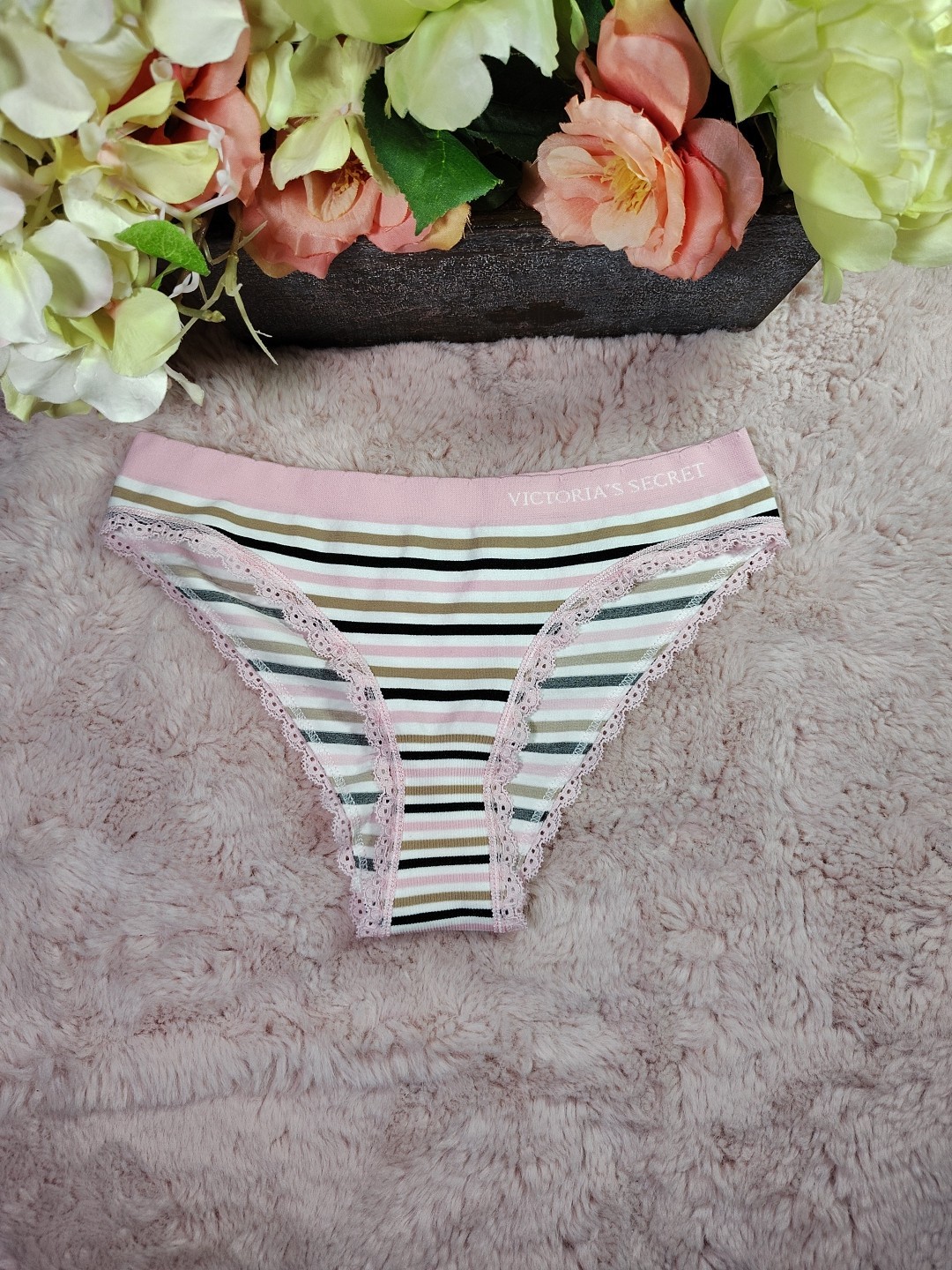 NWOT Victoria’s Secret Rushed Back Cheekini Panty Small
