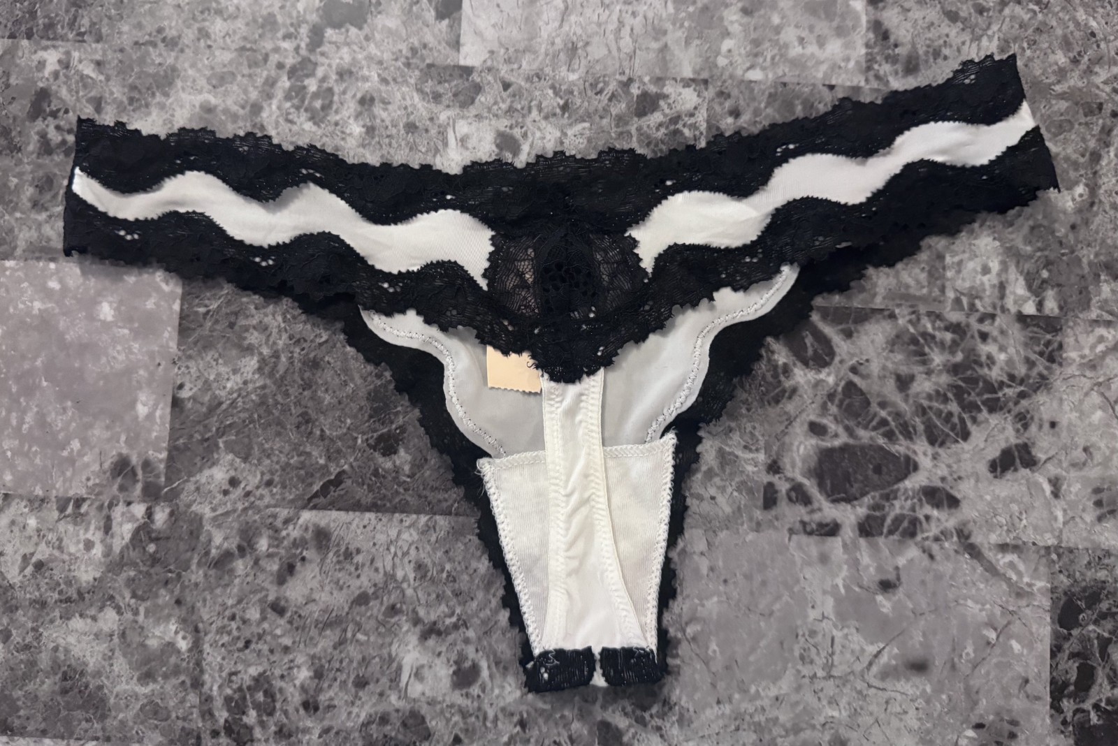 NWT VICTORIA’S SECRET DREAM ANGELS S WHITE SMOOTH BLACK LACE RARE THONG PANTIES