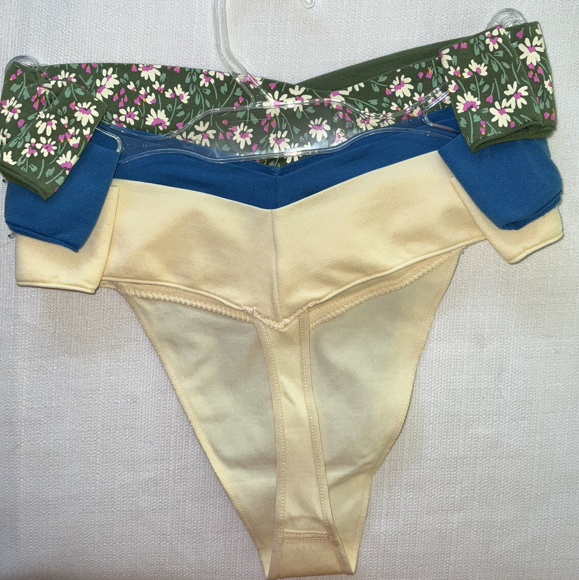 Arizona Body 3 Pack Throng, Seamless, Medium, Intimates
