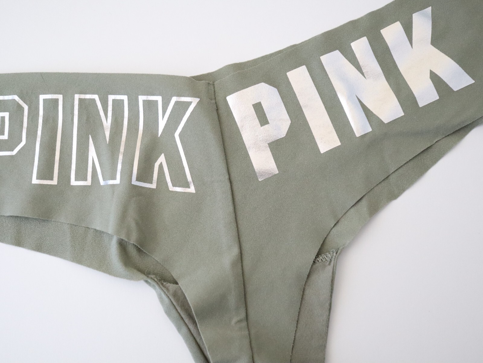 2 NEW Victoria’s Secret Seamless Laser Cut Thong Cheeky Panties Lot MEDIUM