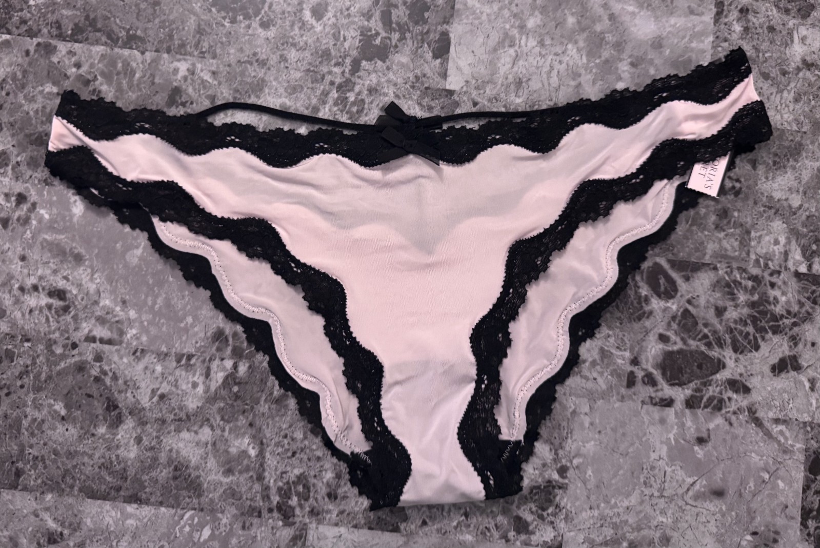 VICTORIA’S SECRET DREAM ANGELS M SMOOTH PINK LACE STRAPPY RARE CHEEKINI PANTIES
