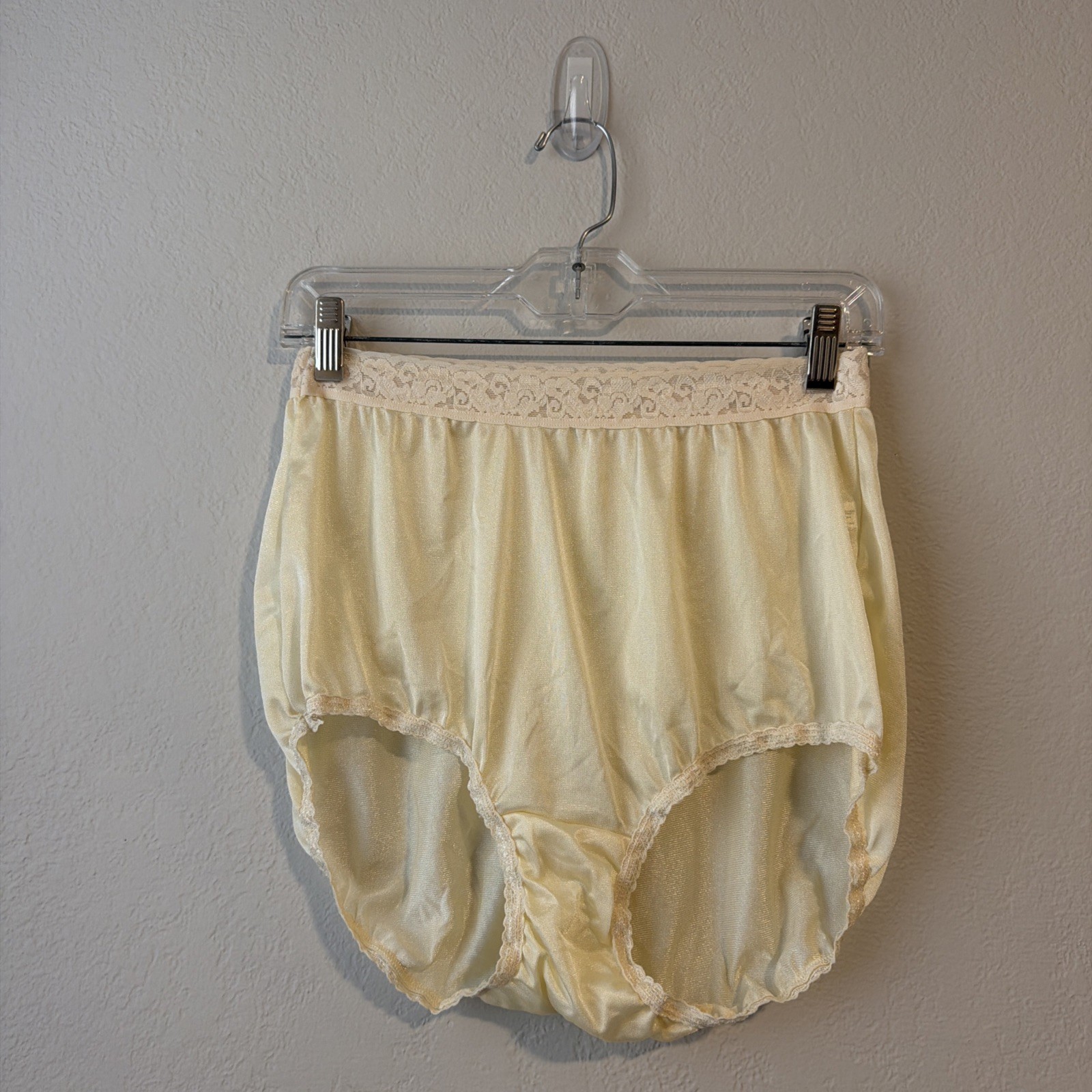 Hanes Size 10 Panties w/Lace 1990’s 100% nylon Silky Soft granny – light yellow