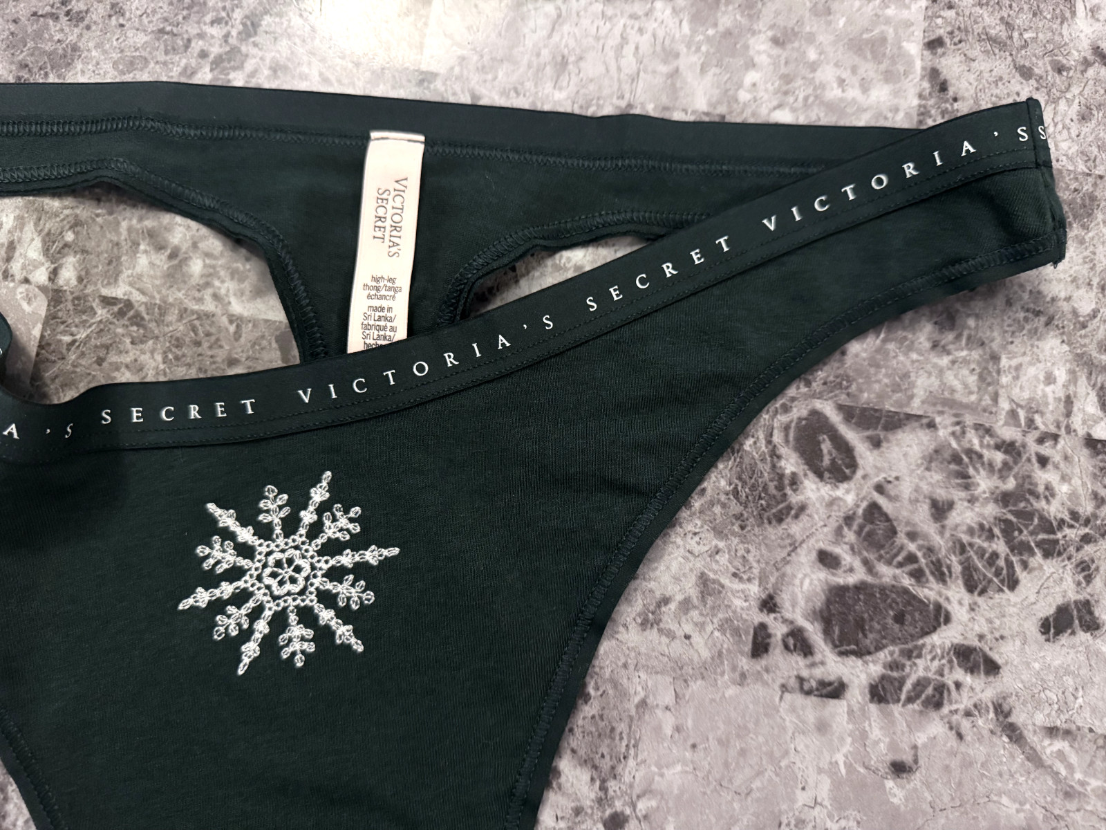 NWOT VICTORIA’S SECRET LARGE GREEN EMBROIDERED SNOWFLAKE HIGH LEG THONG PANTIES