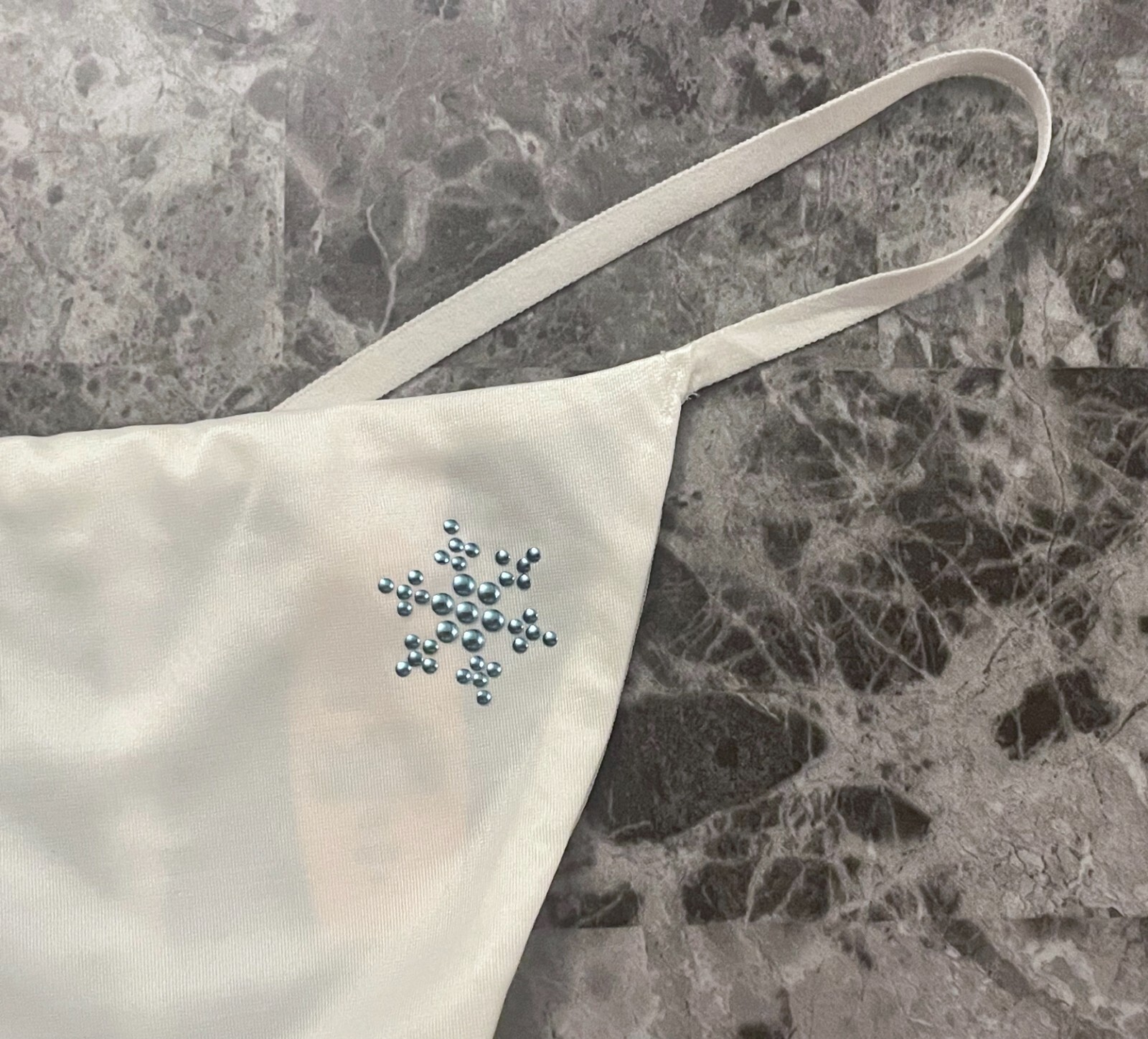 NWT VICTORIA’S SECRET S WHITE SMOOTH SNOWFLAKE VINTAGE RARE V STRING PANTIES