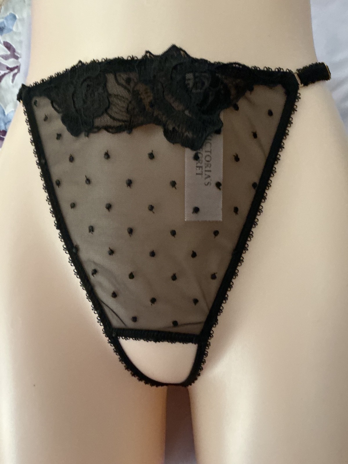 Victoria’s Secret Black Crotchless V-String Thong Panty Rose Appliqué XL (GH414)