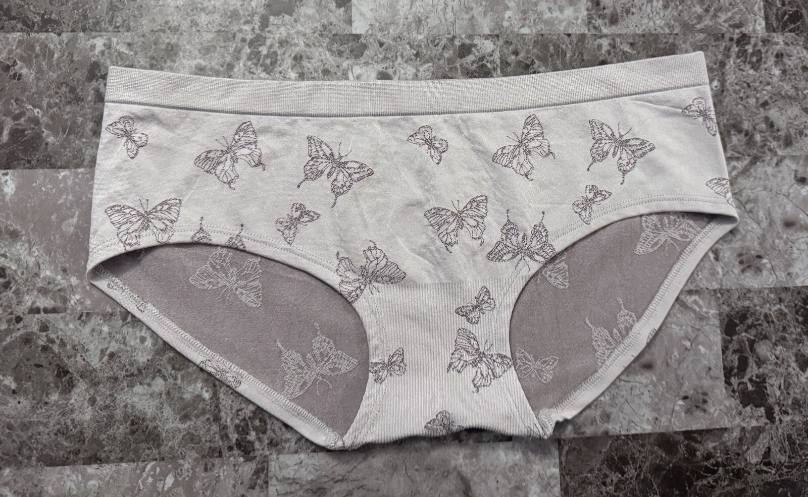 NWT VICTORIA’S SECRET MEDIUM GRAY BUTTERFLY SEAMLESS HIPHUGGER PANTIES