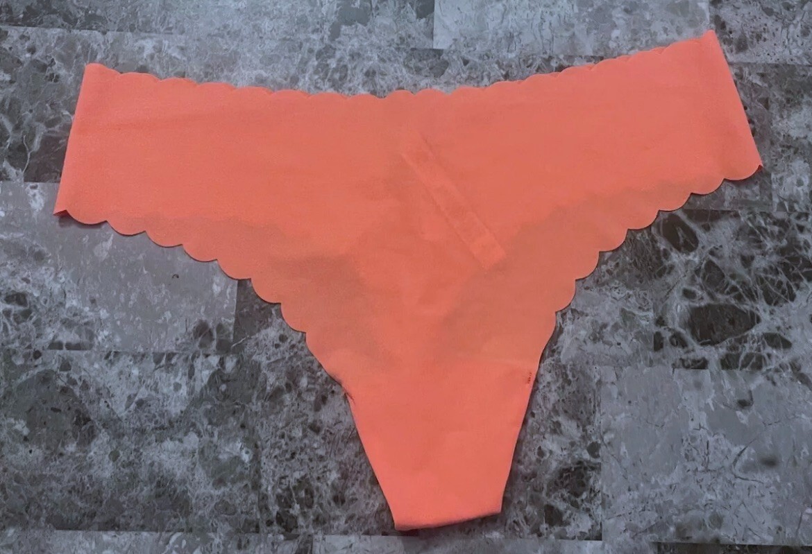 VICTORIA’S SECRET M CORAL ORANGE PEACH SCALLOP RAW EDGE NO SHOW THONG PANTIES