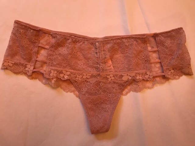 NWT VICTORIA SECRET BEIGE BUFF WIDE LACE SIDE CUT OUT THONG MEDIUM DREAM ANGELS