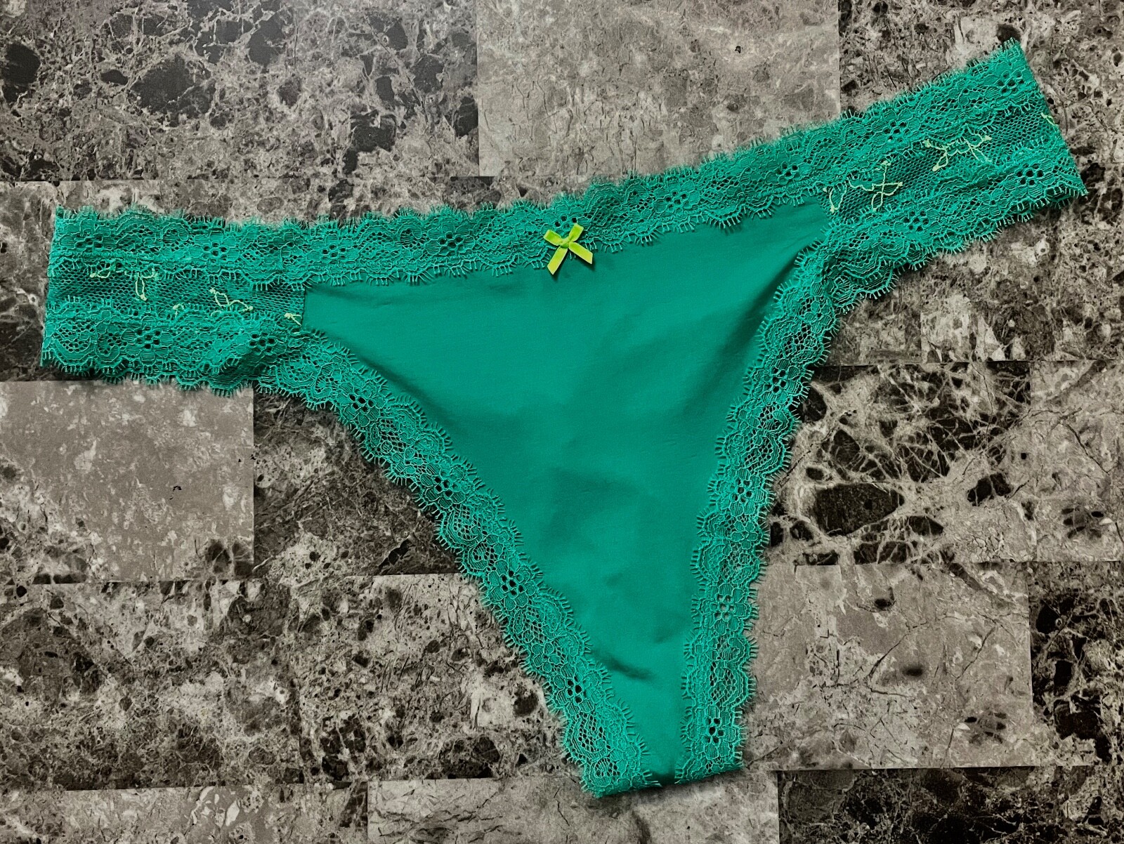 NWOT VICTORIA’S SECRET L SATINY SMOOTH GREEN FLORAL LACE BOW RARE THONG PANTIES