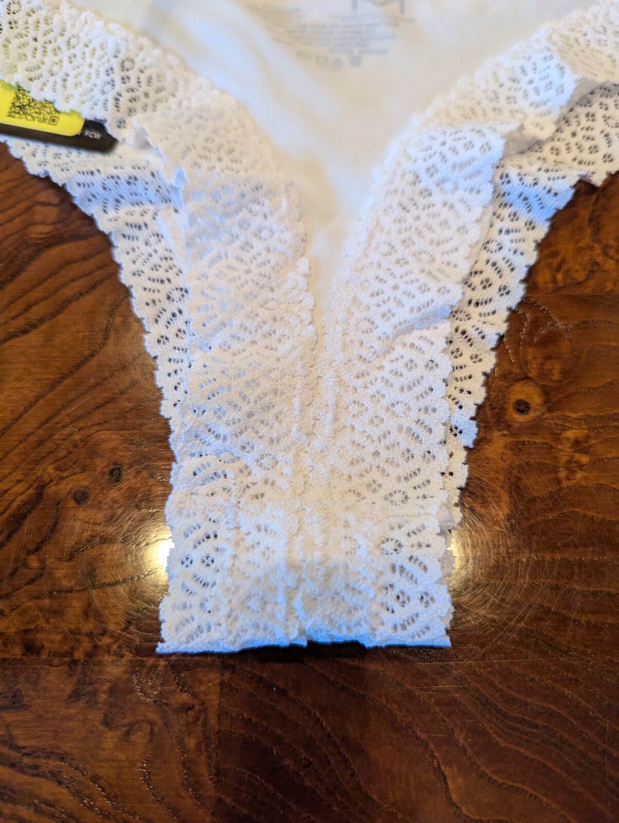 Gorgeous NWT Maidenform White Lacey Super Soft V-Back Thong L /7