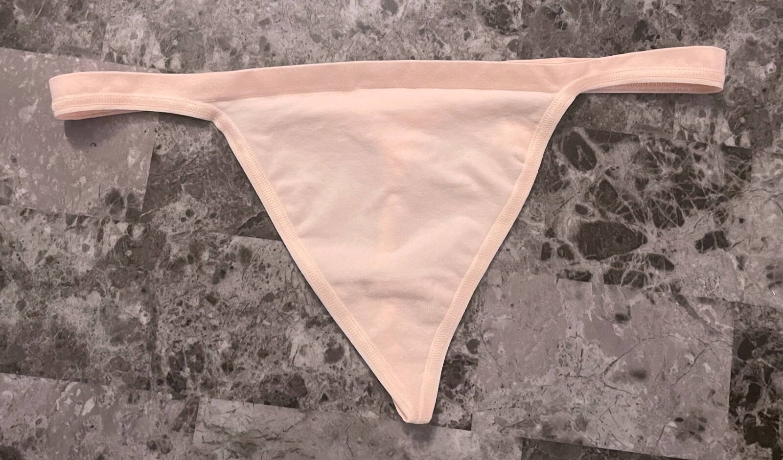 NWOT BODY BY VICTORIA’S SECRET L PINK SEAMLESS VINTAGE RARE V STRING PANTIES