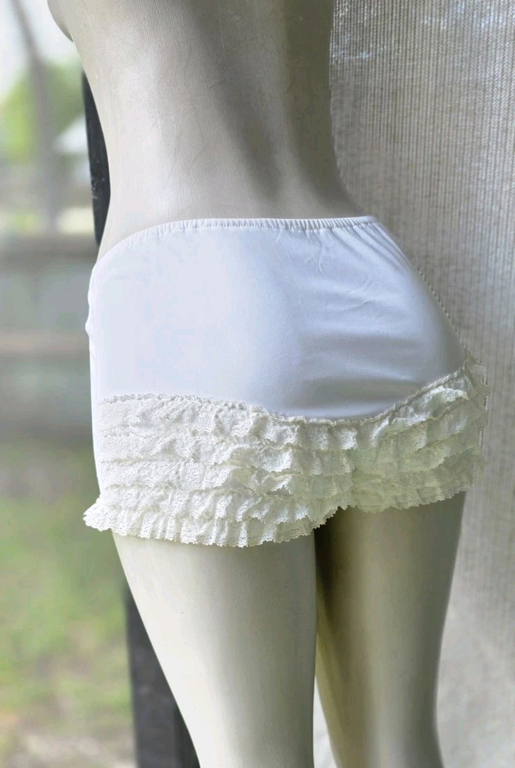 Vintage Riha Santa Barbara Lace Ruffle Bloomers – Ivory Nylon Medium