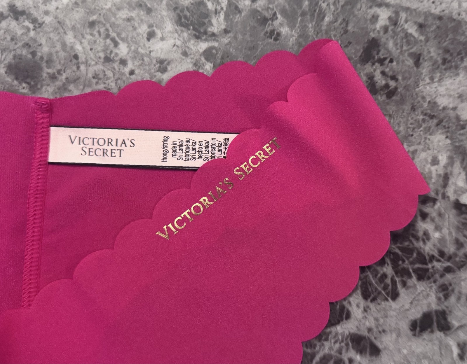 NWOT VICTORIA’S SECRET M PINK GOLD LOGO SCALLOP RAW EDGE NO SHOW THONG PANTIES