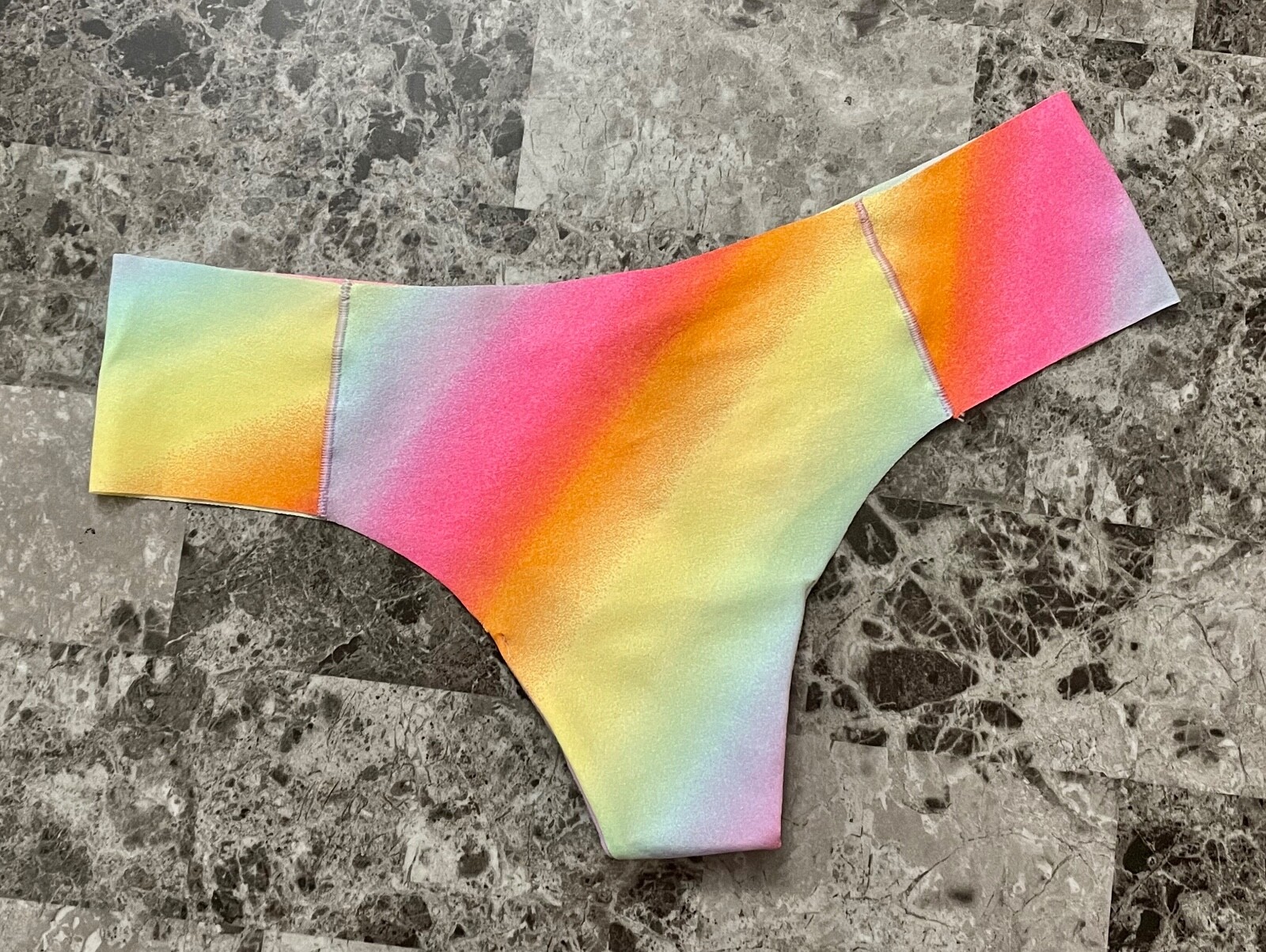 NWT VICTORIA’S SECRET PINK M NEON RAINBOW OMBRE STRIPE NO SHOW THONG PANTIES
