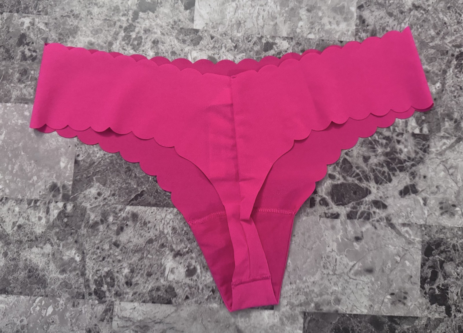 NWOT VICTORIA’S SECRET M PINK GOLD LOGO SCALLOP RAW EDGE NO SHOW THONG PANTIES