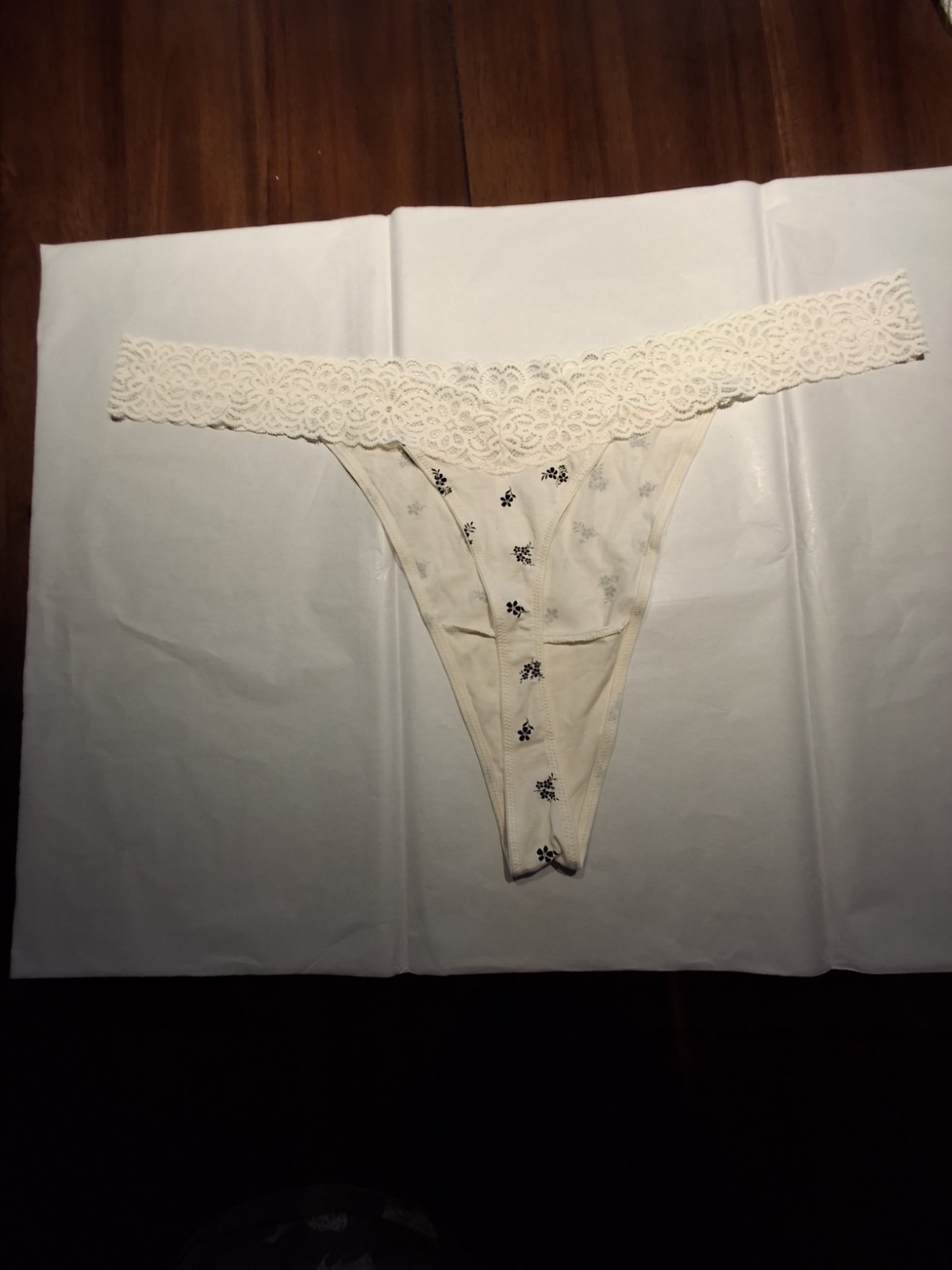 Old Navy Womens Thongs. 3 Pairs. Size 3X. Cream, Black/White Floral. Lace Trim.